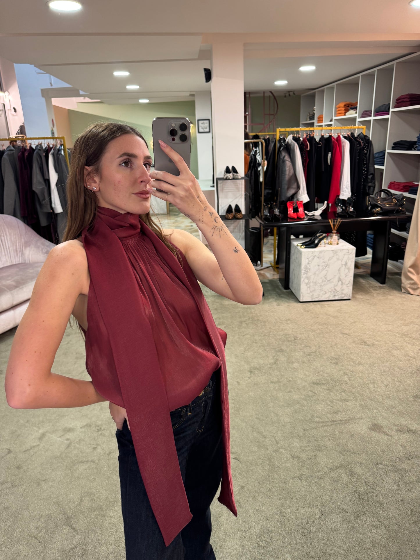 Camicia bordeaux smanicata con sciarpina Actualee