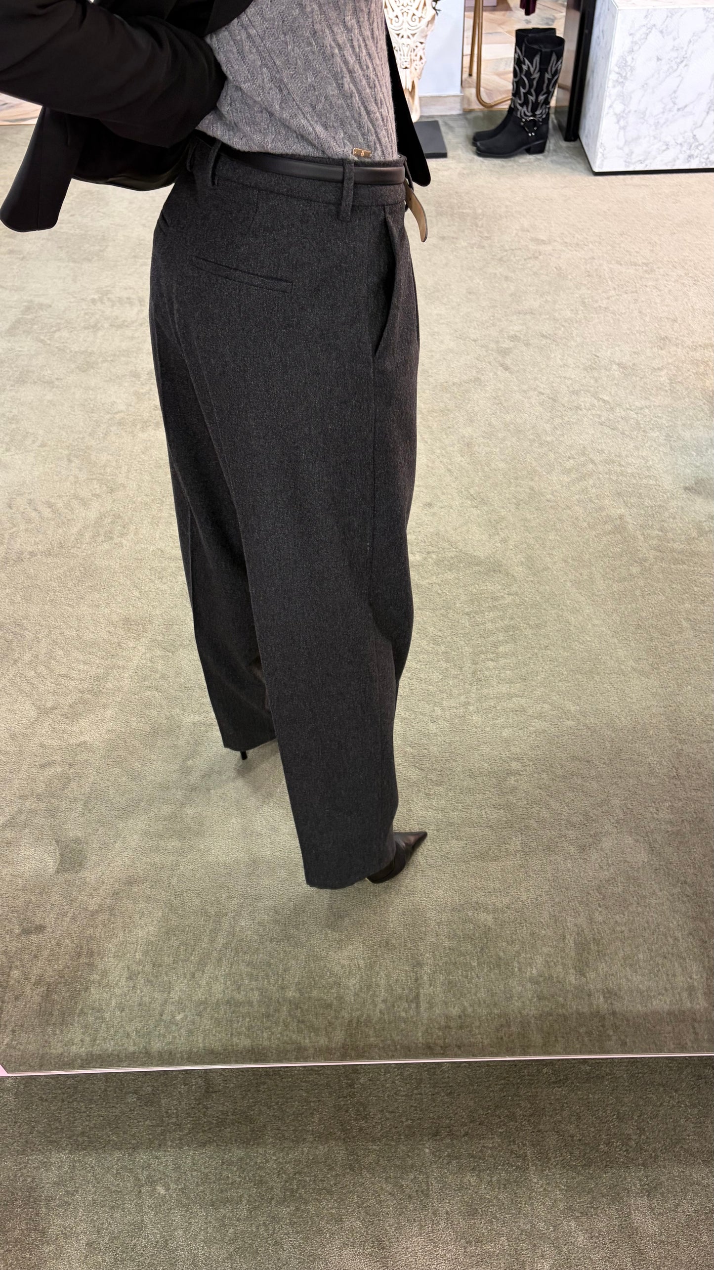 Pantaloni grigio scuro barrel con pences sl