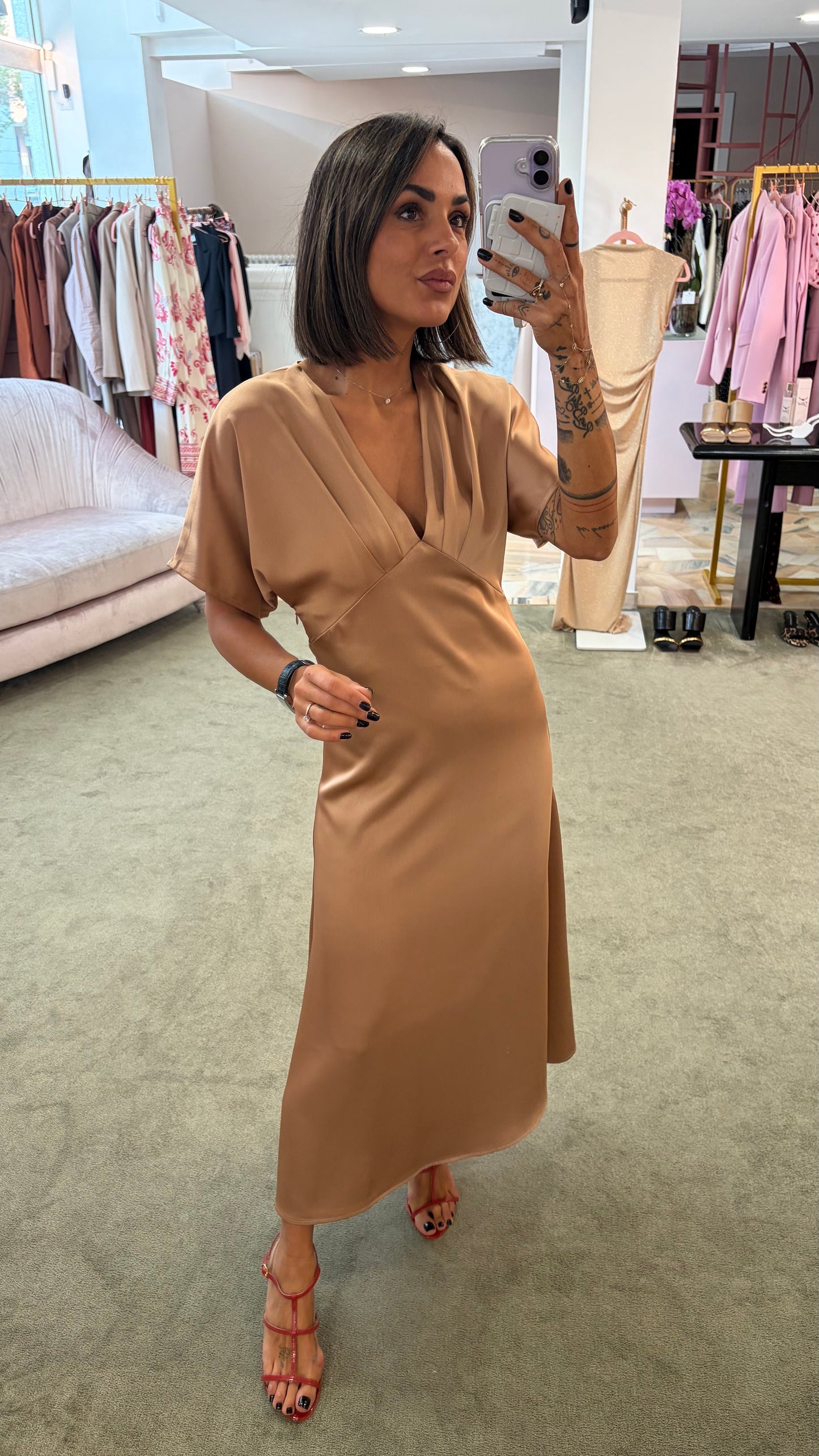 Abito midi nude rose’ in satin manica scesa bj