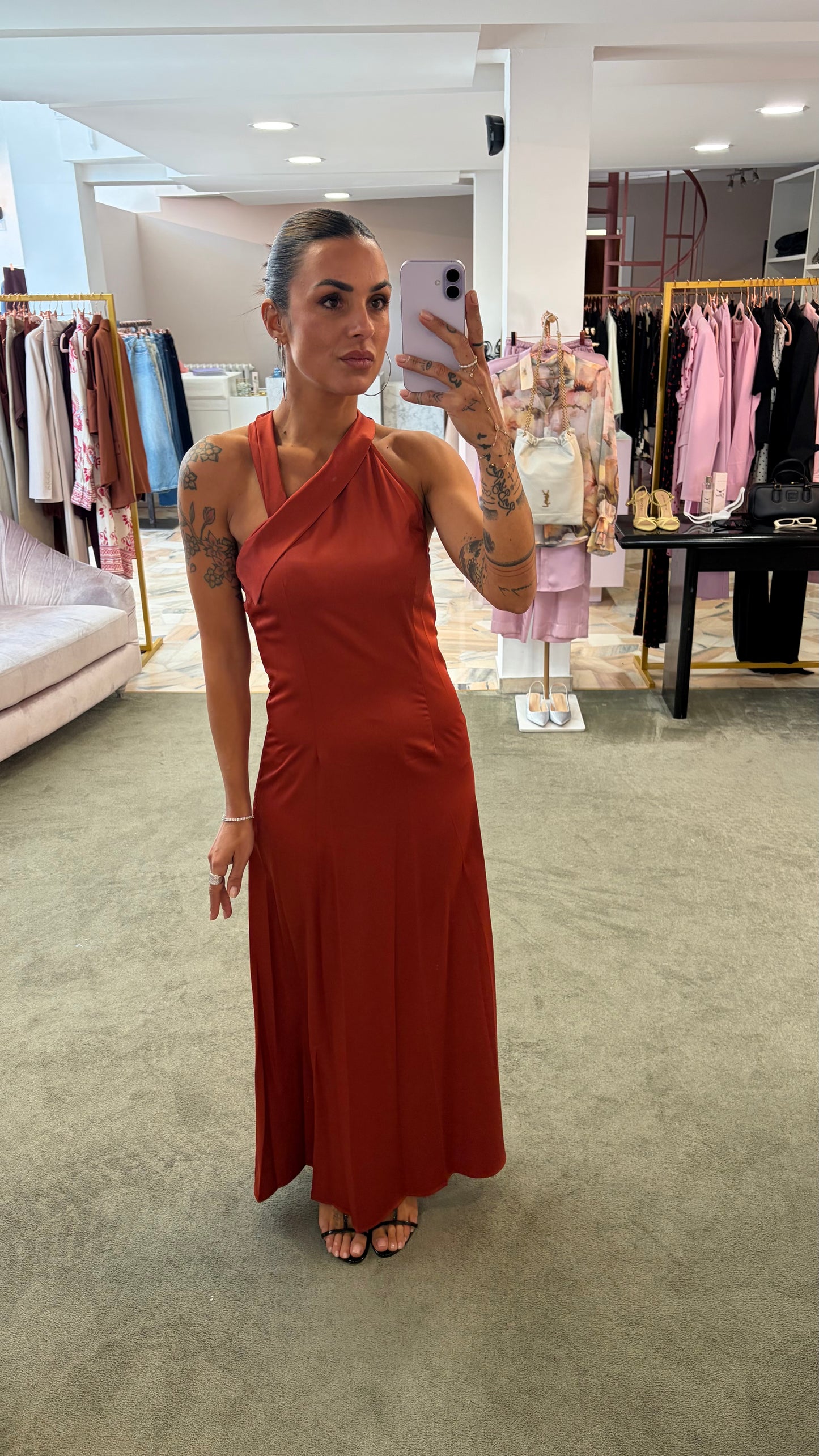 Abito lungo mattone scollo asimmetrico in satin ay