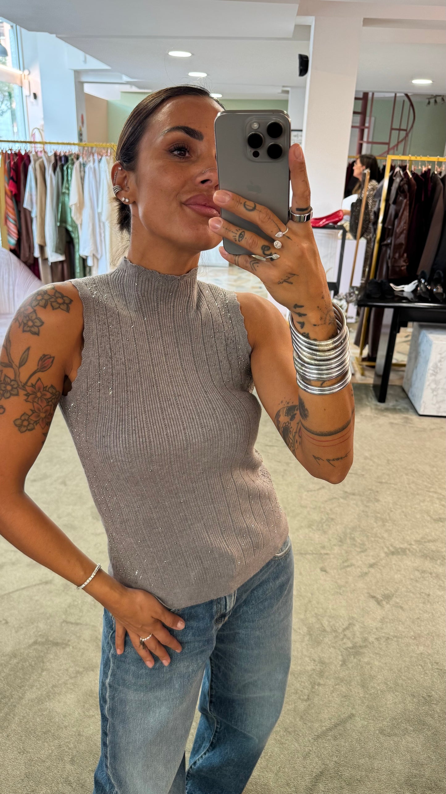 Lupetto smanicato grigio con cristalli a costine fr