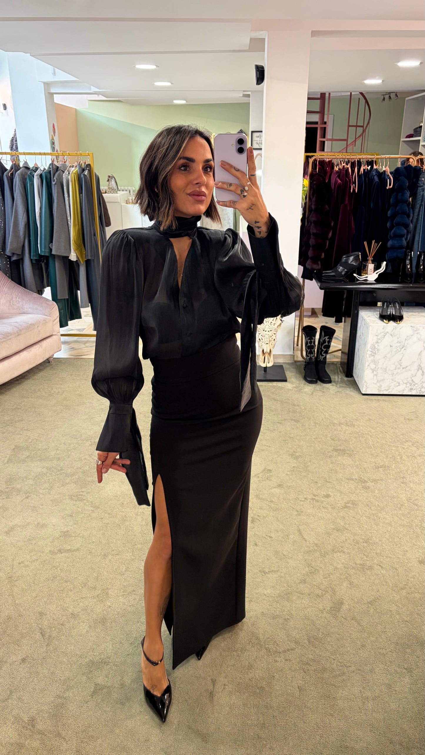 Camicia nera scollo a v con bottoncini e sciarpina Actualee