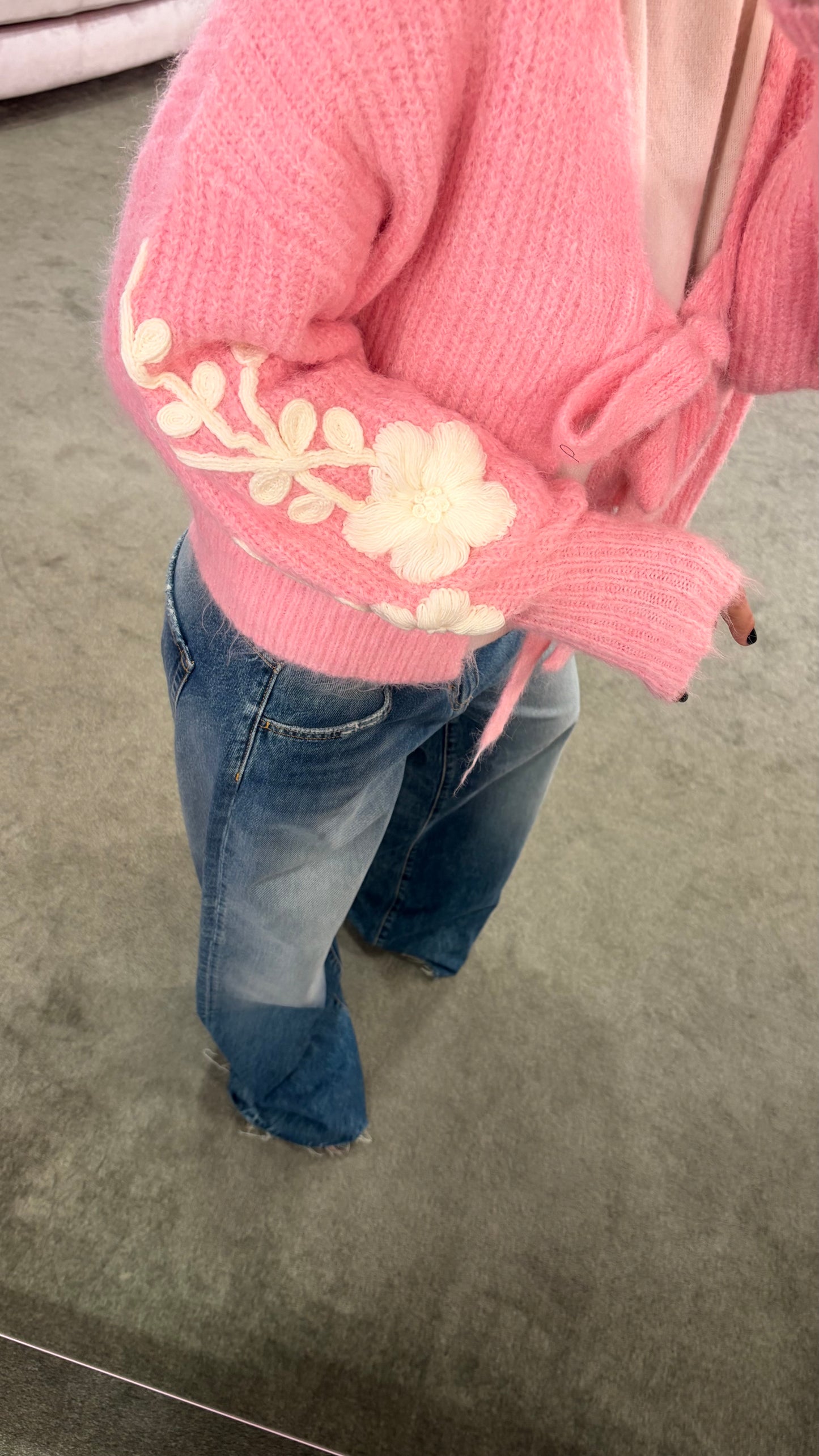Cardigan rosa con ricami sulla manica bj