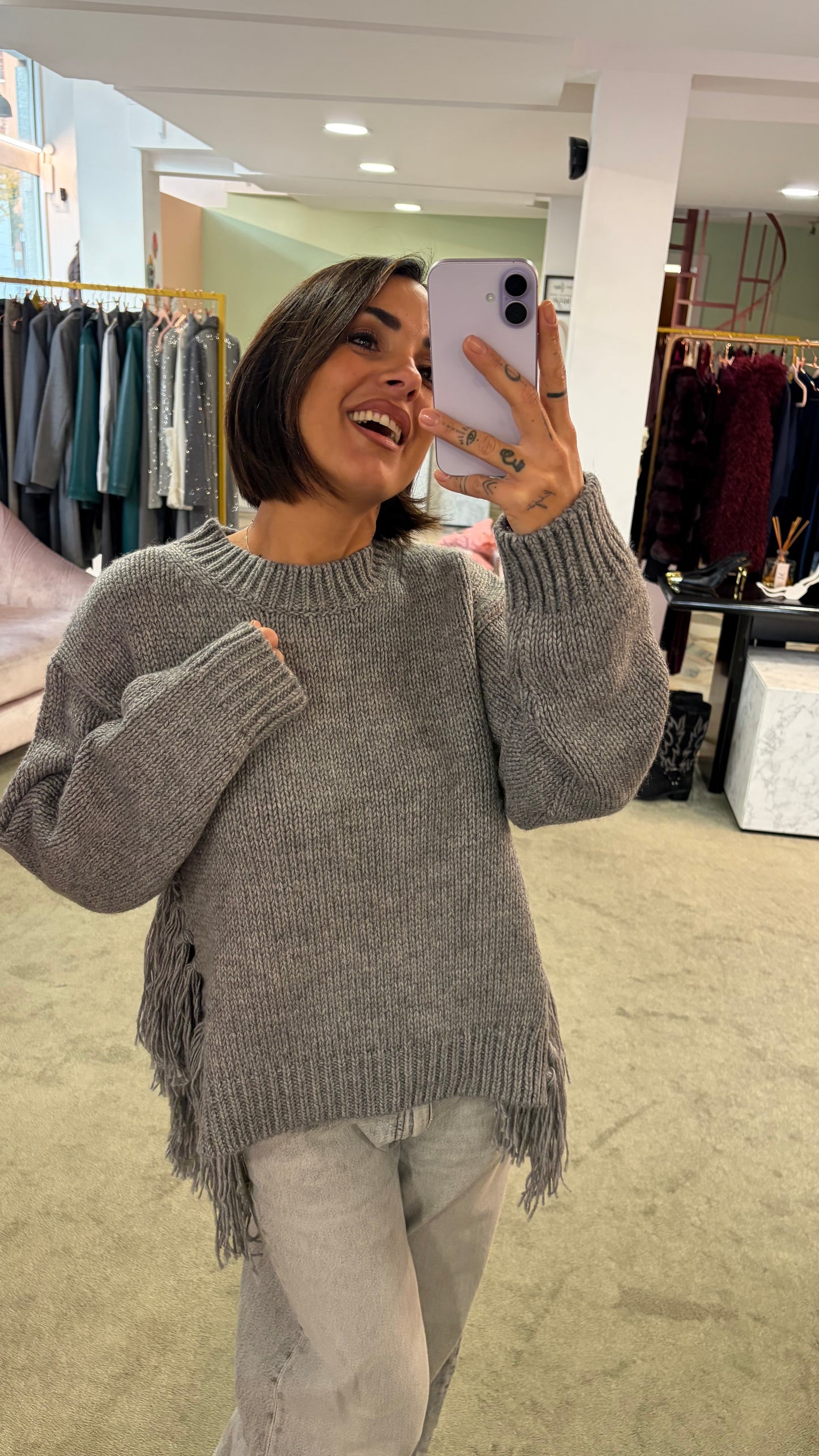 Maglione grigio chiaro  con frange laterali e spacco gl