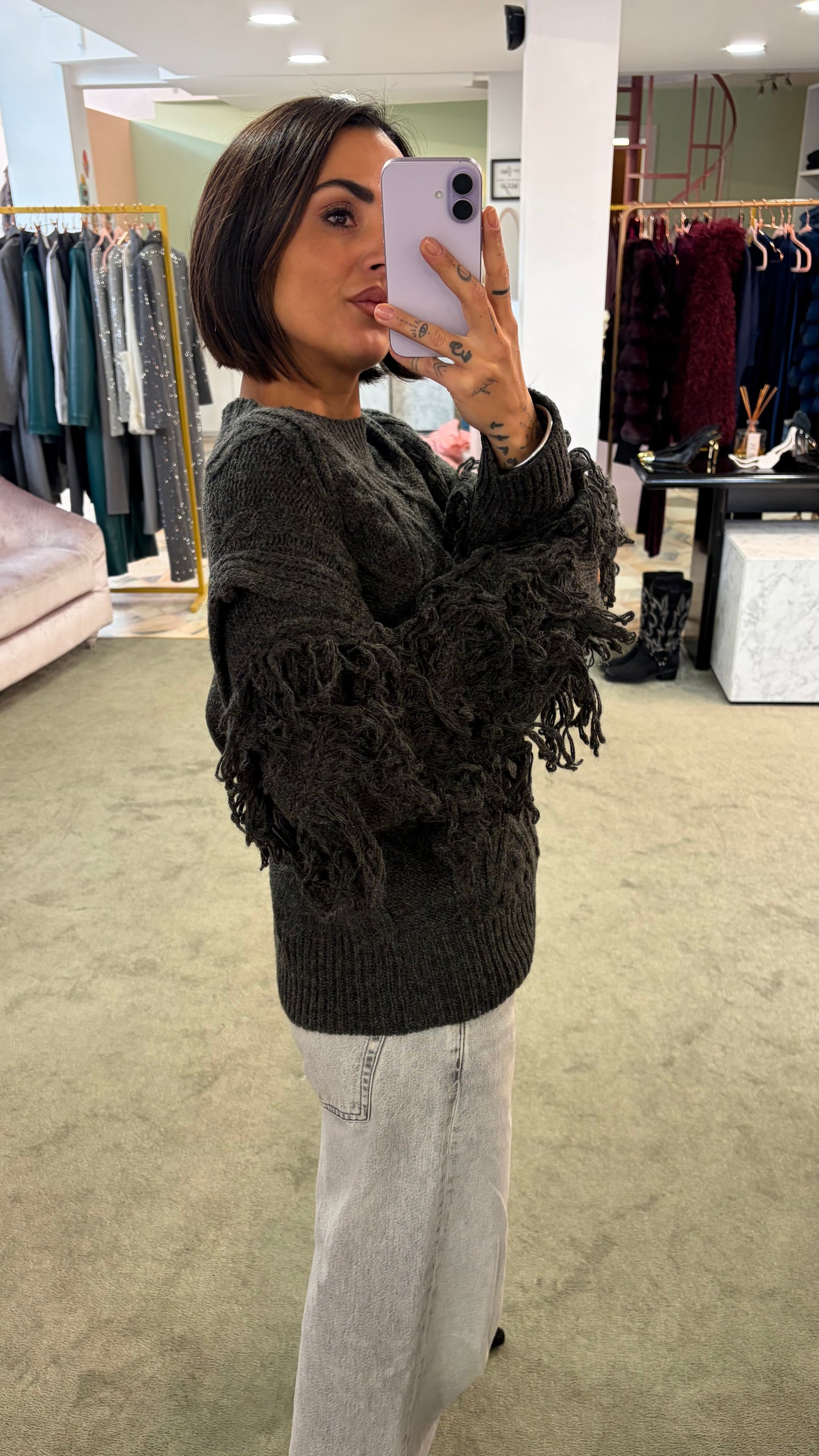 Maglione grigio scuro losanghe e manica con frange gl
