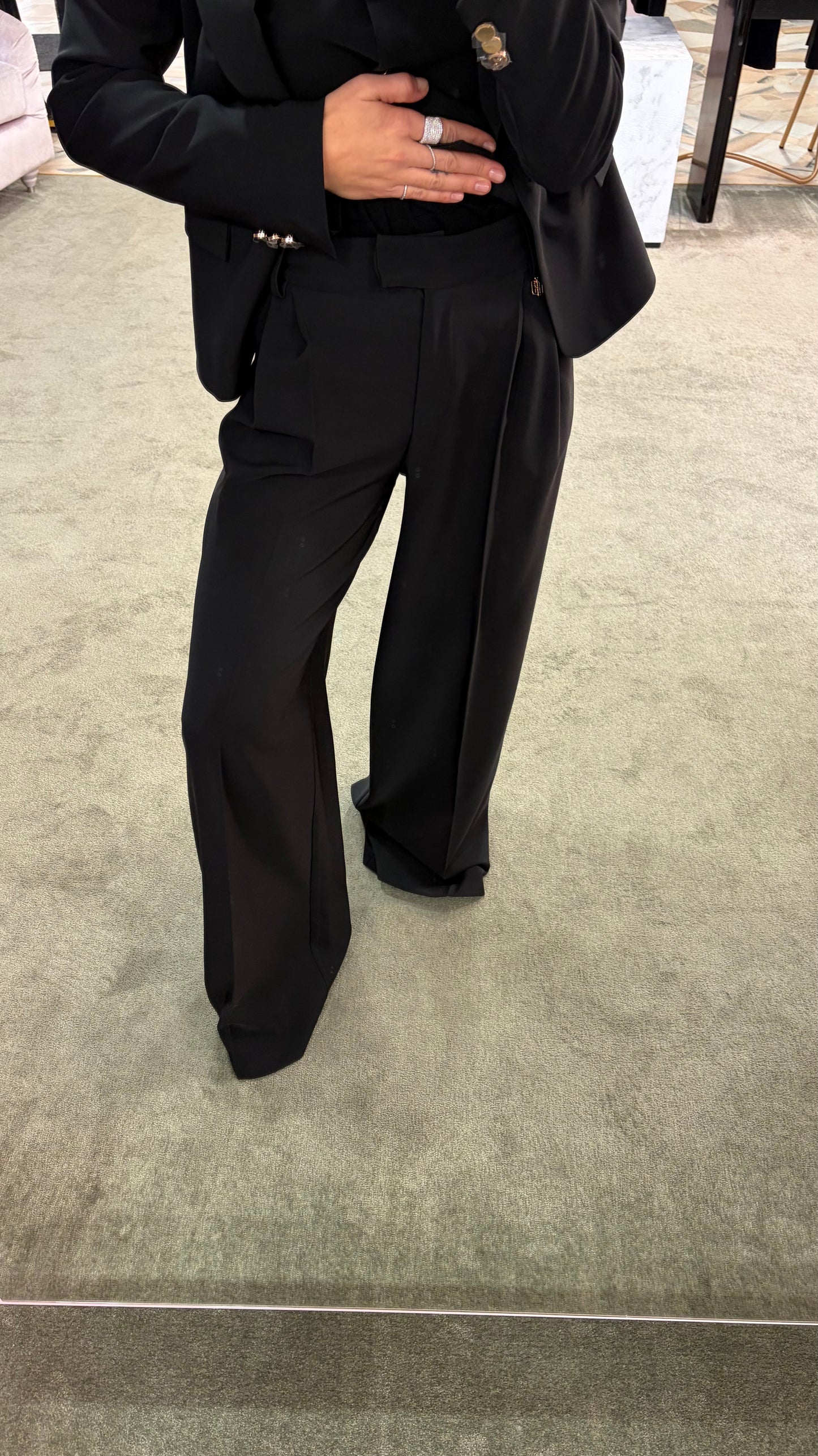 Pantaloni neri a palazzo con pences fr