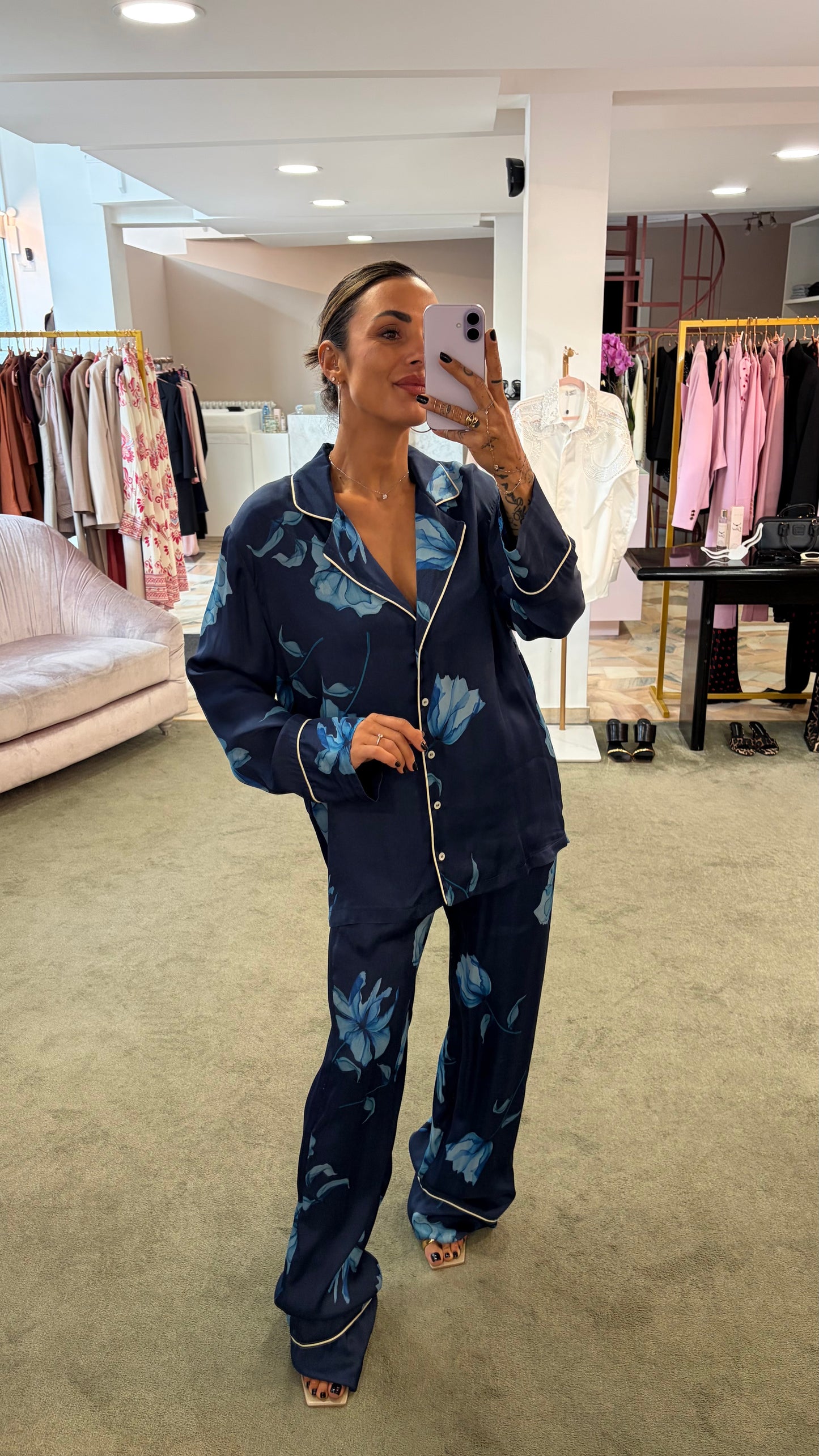 Pantaloni rosie MAR DE MARGARITAS blu con fiori azzurri