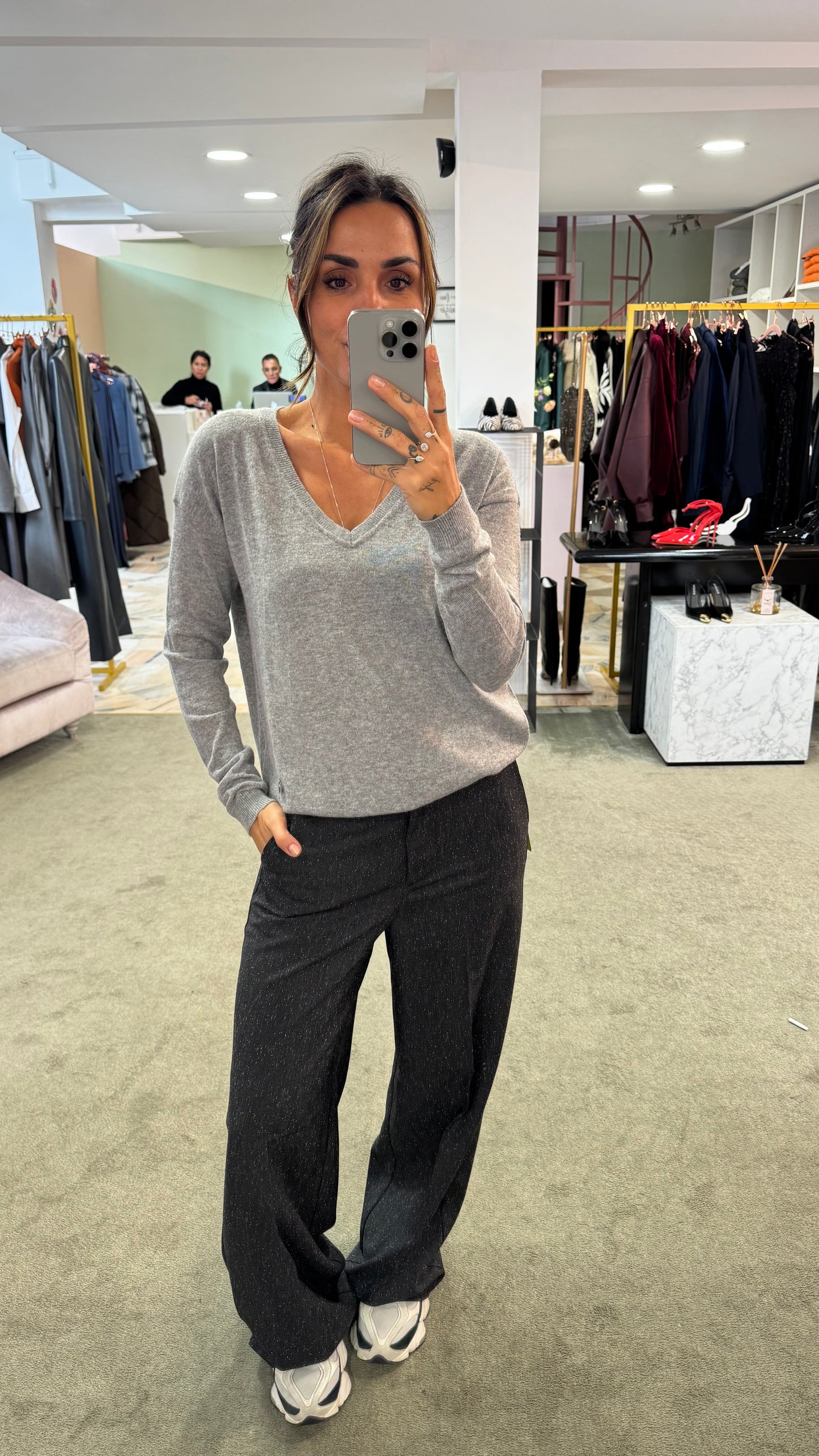 Maglione scollo a v grigio in angora tk