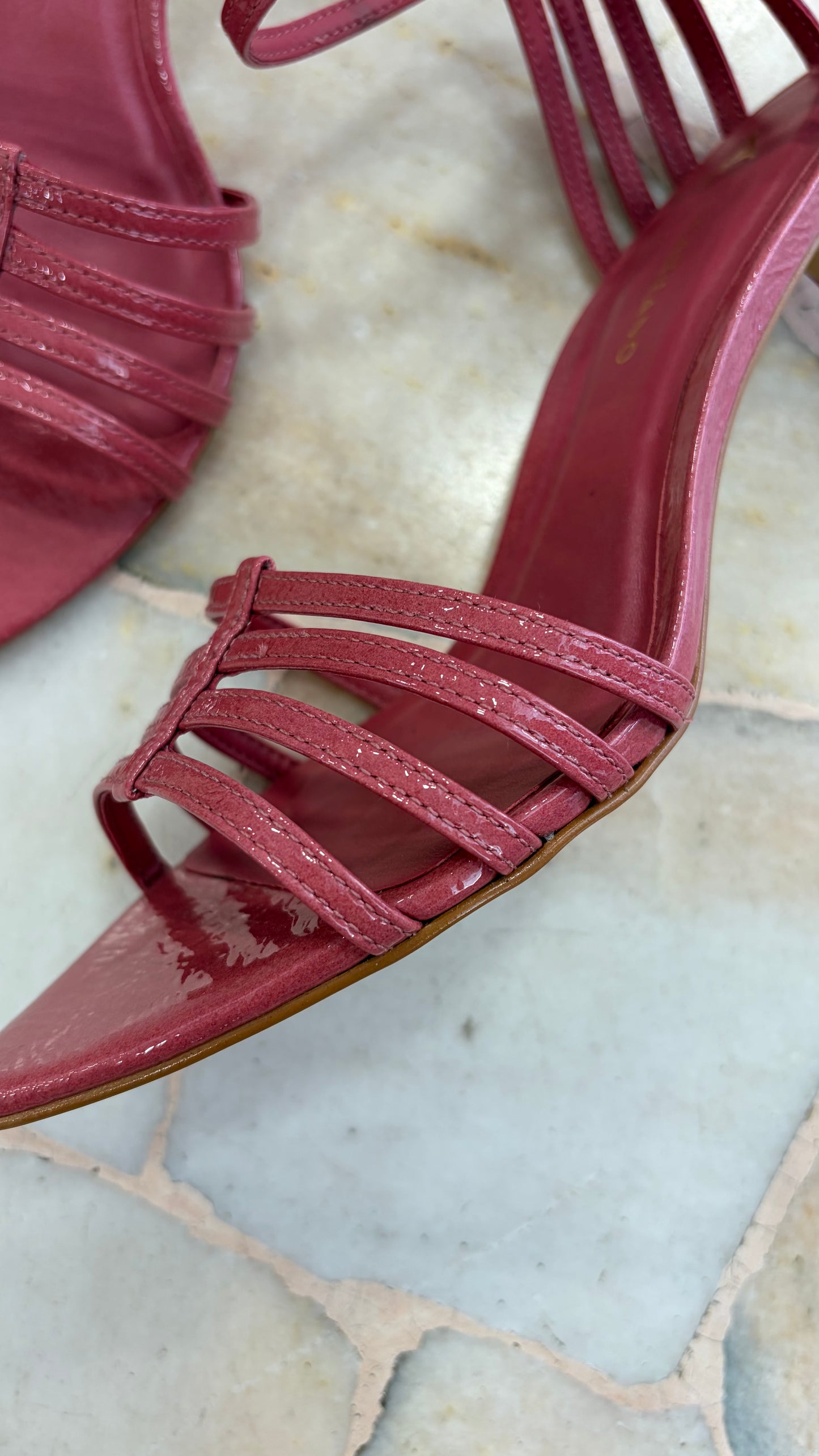Sandalo rosa blush in vernice con listini