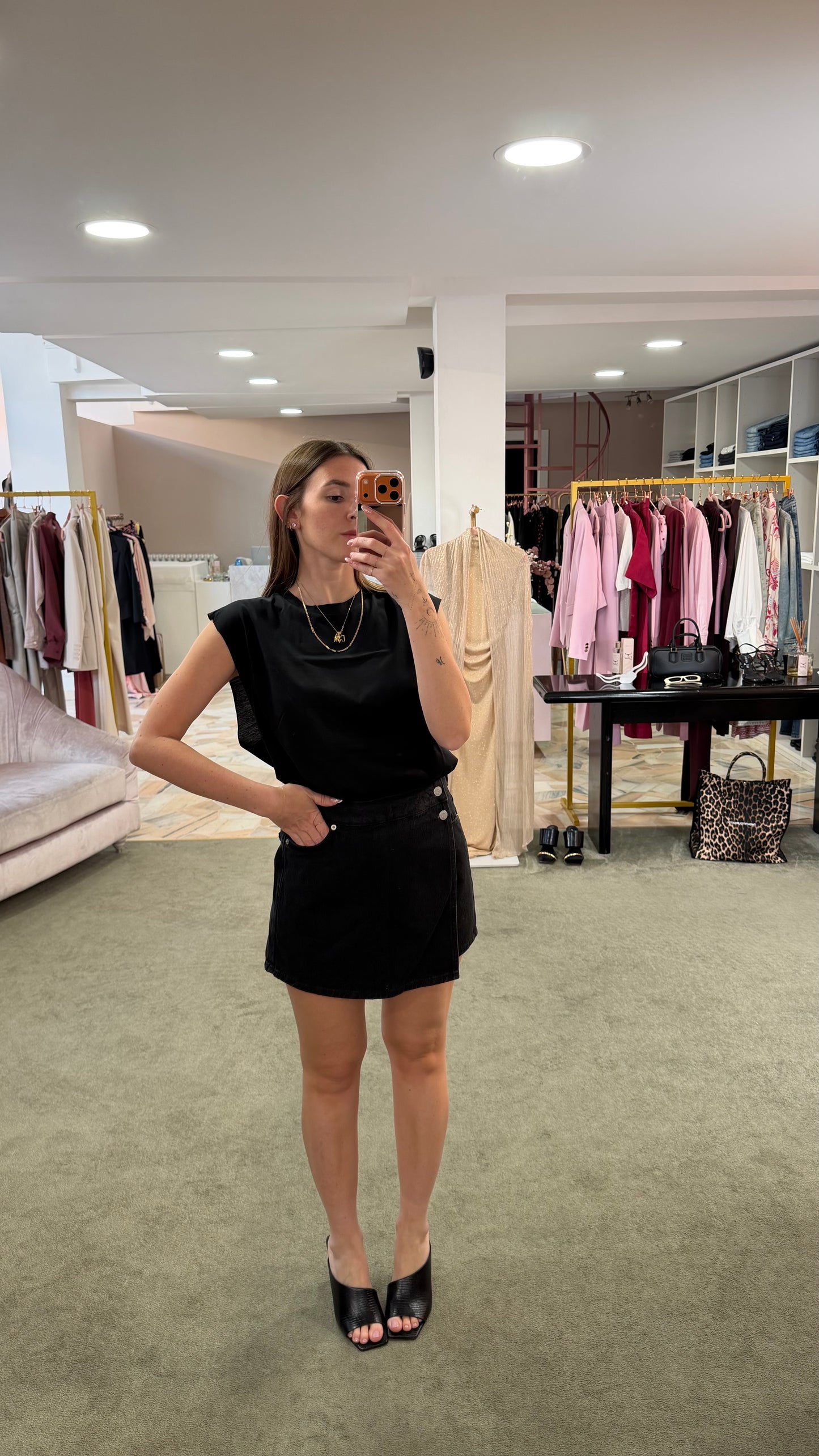 Pantagonna shorts nero in denim jx