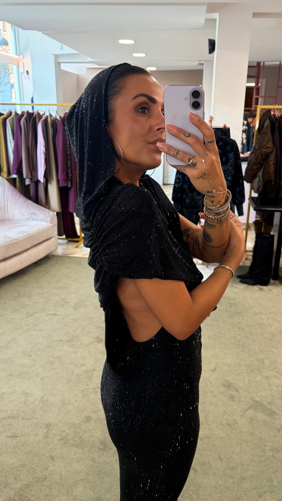 Abito lungo kuta nero a sirena con scollo drappeggiato tw