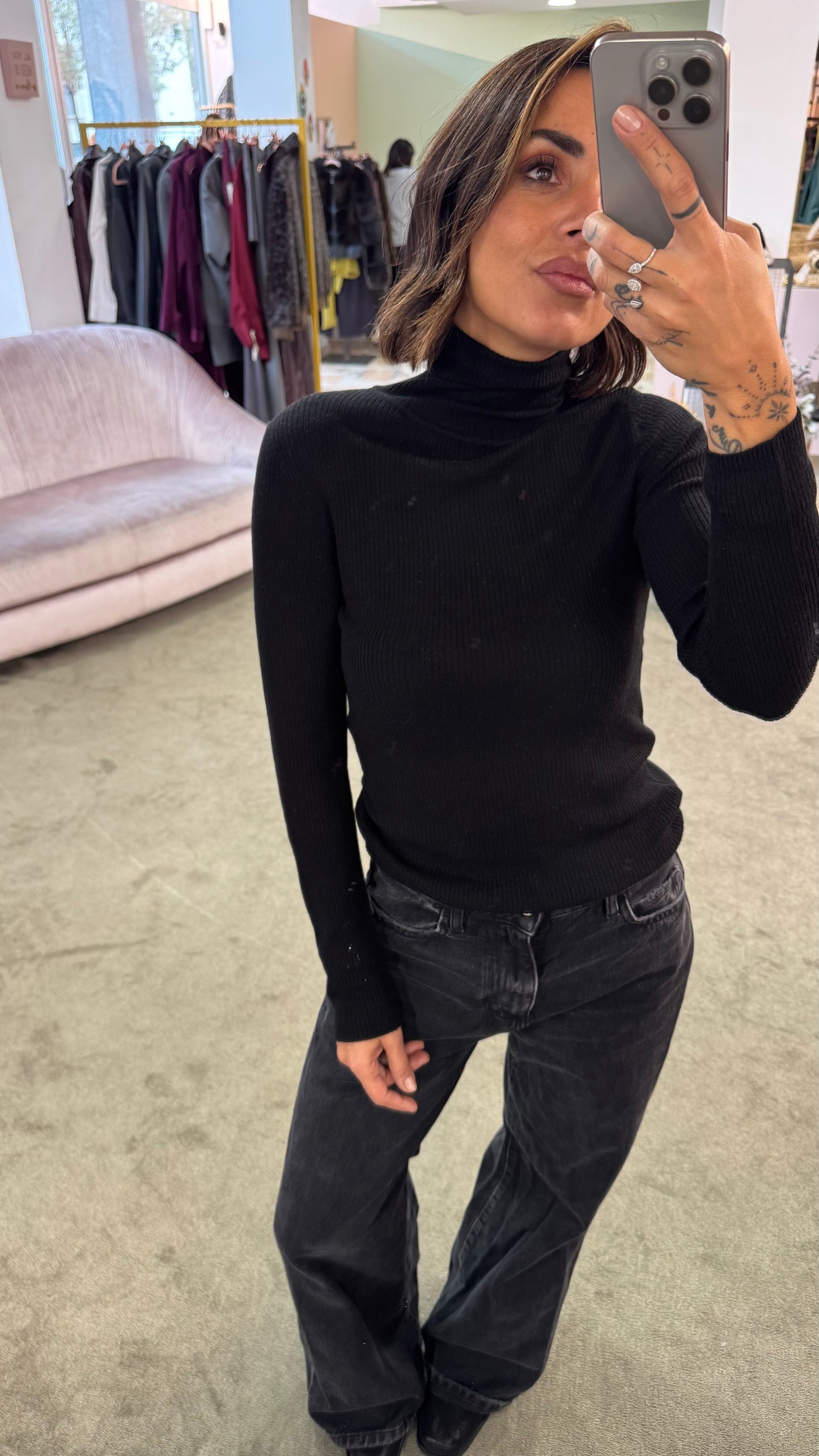 Maglia dolcevita nera a costine sl