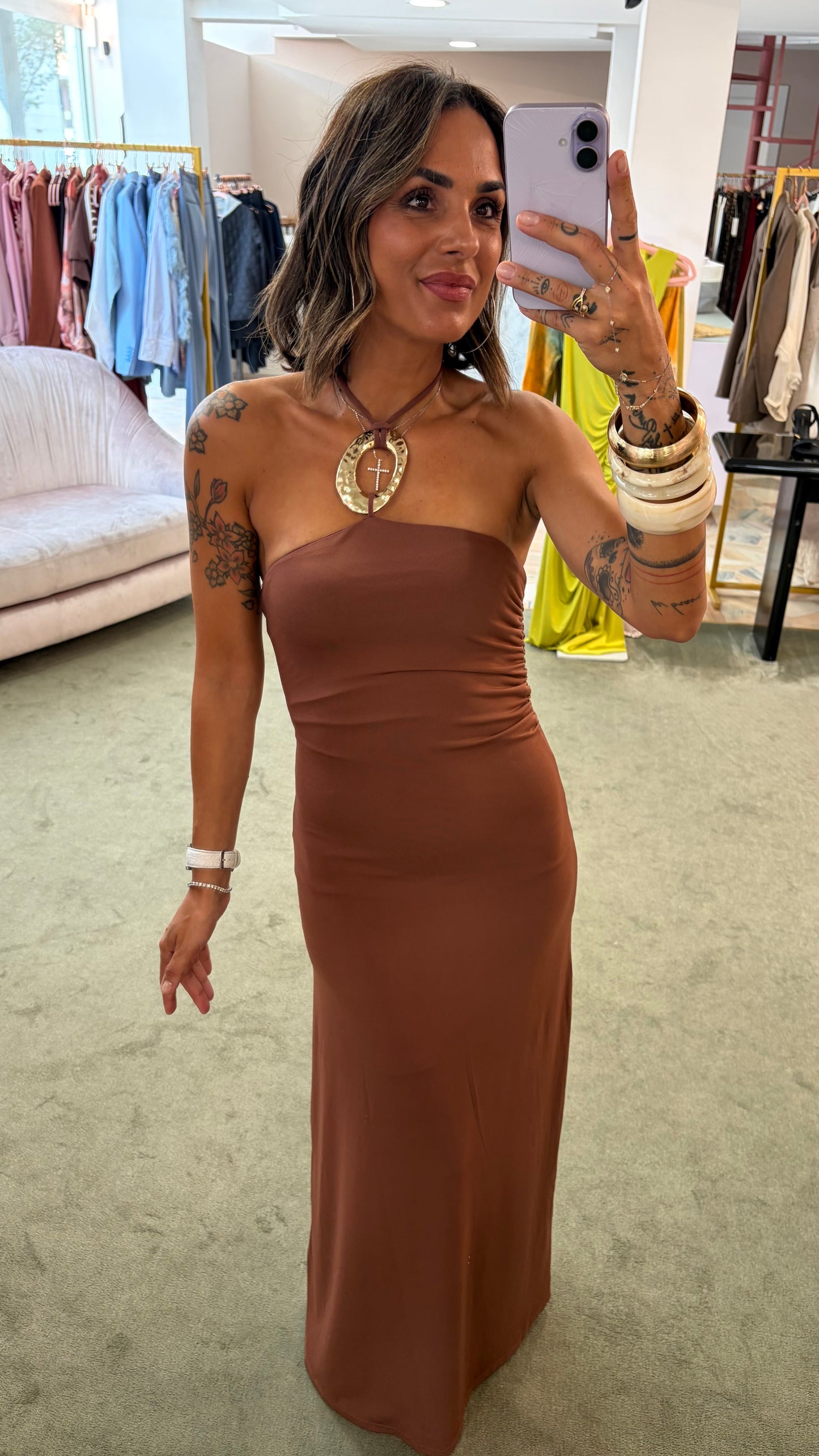 Abito lungo blush scollo all'americana e dettaglio cerchio oro gl