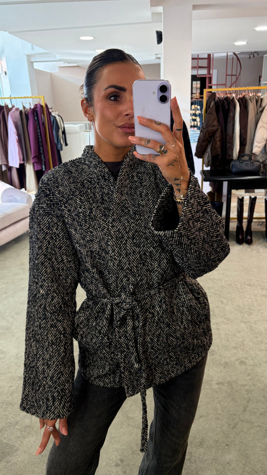 Giacca cappotto kimono spigato nero e panna con cintura aw