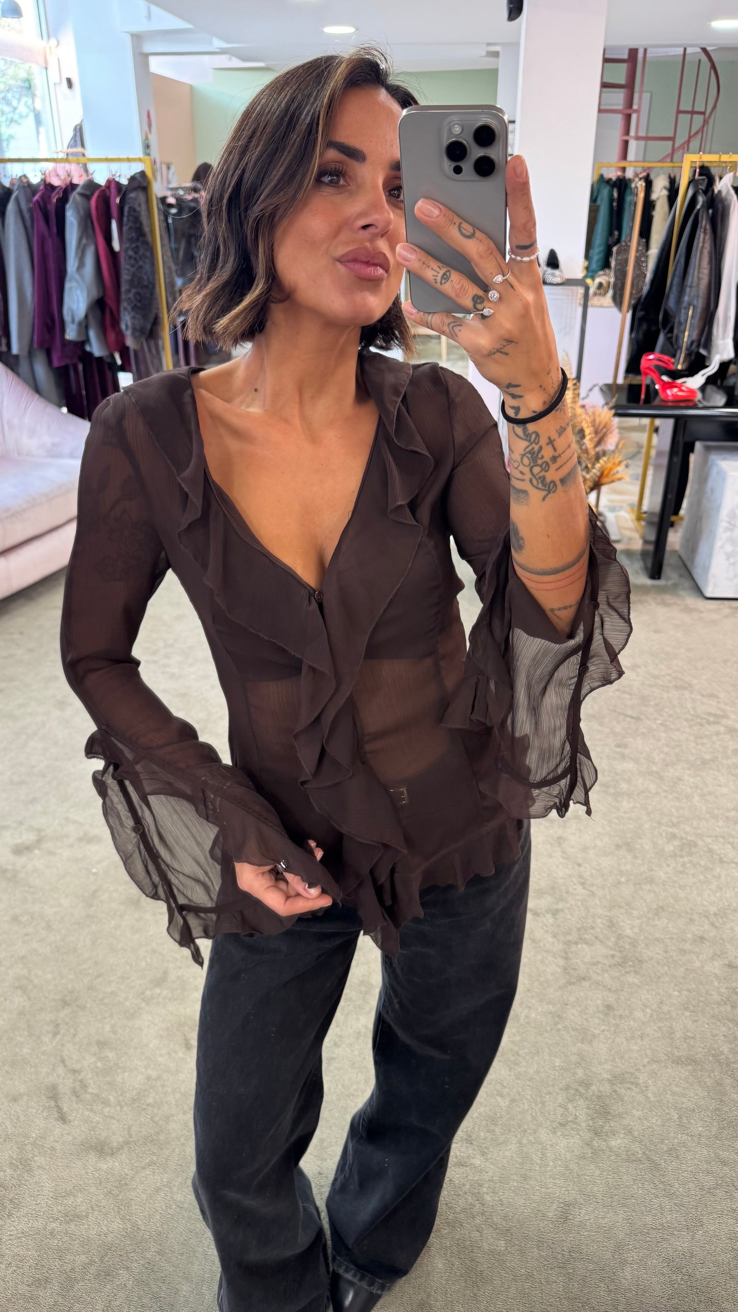 Camicia marrone in crepe scollo a v con volant gl