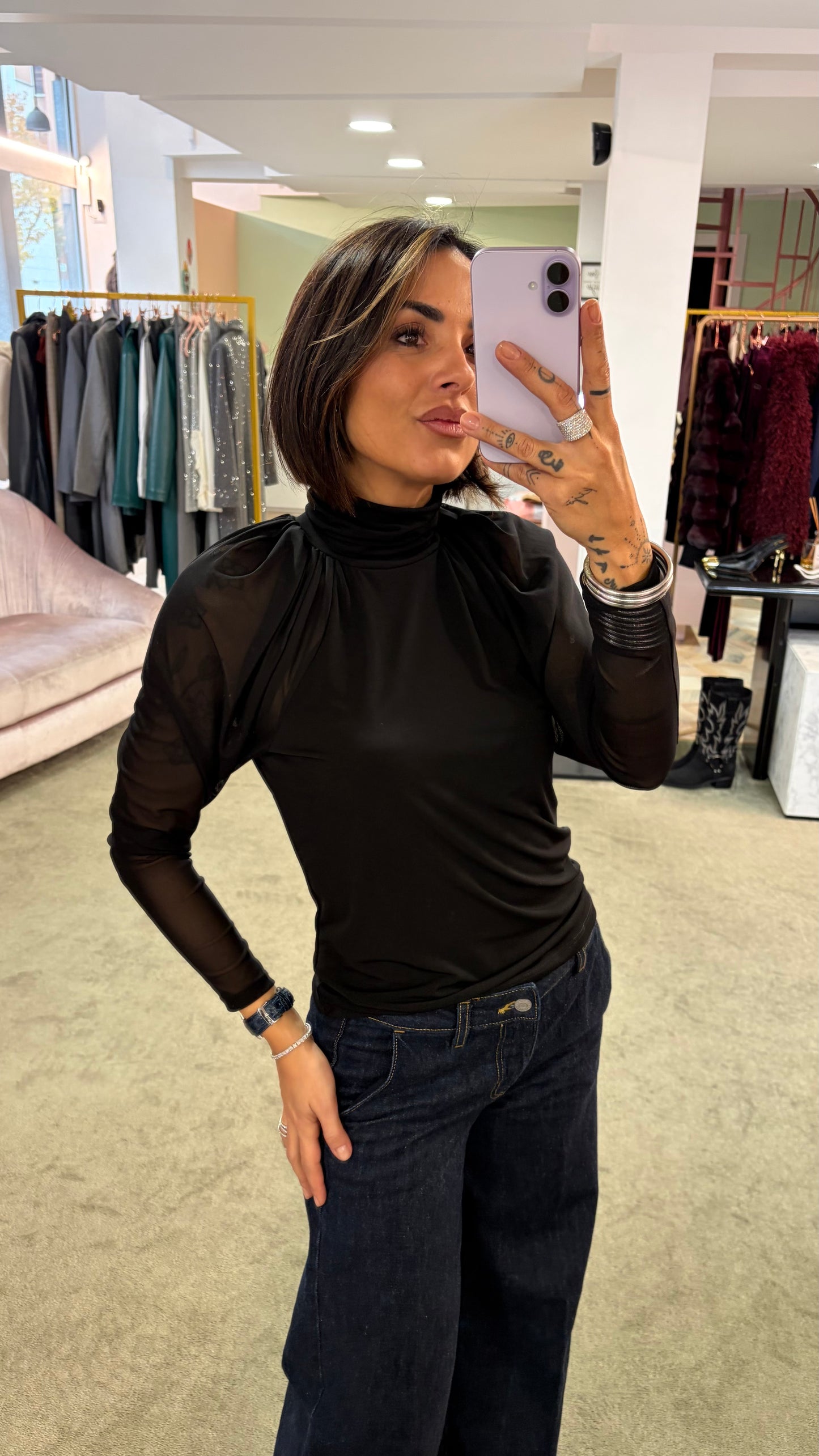 Lupetto nero con maniche a palloncino in tulle mq