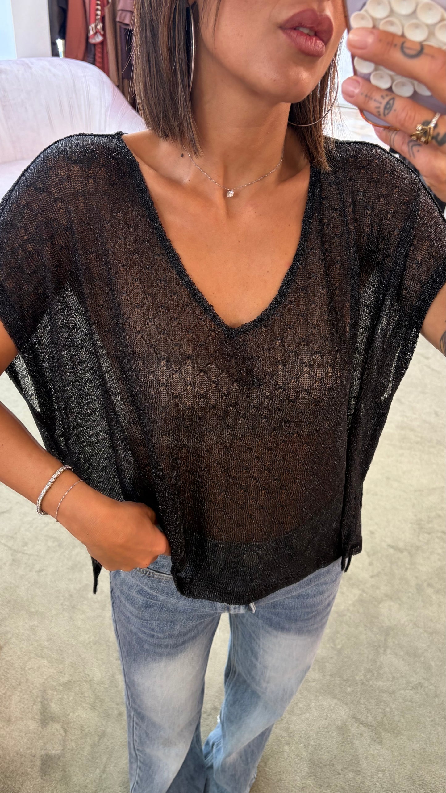 Maglia scollo a v nera in lurex manica scesa ay