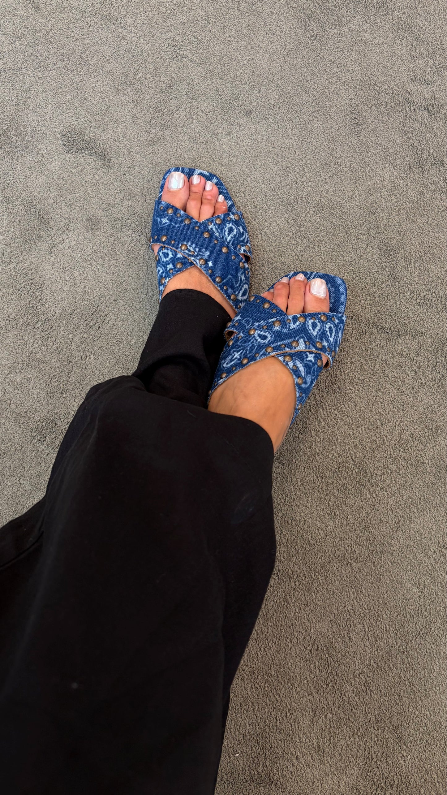 Ciabattina bandana denim con borchie