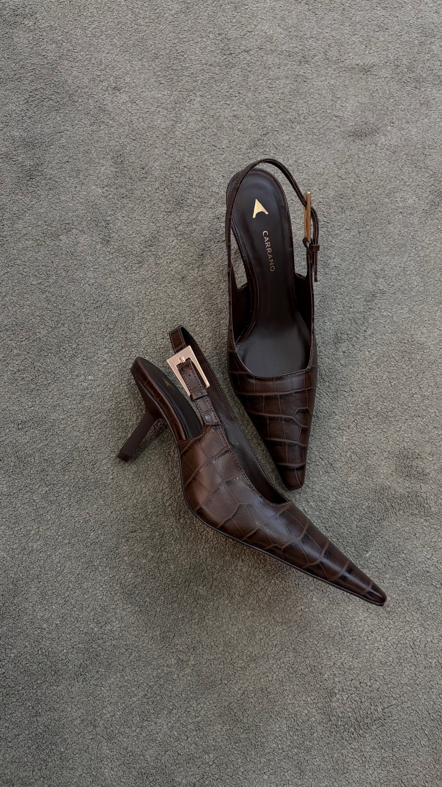 Slingback marrone in pelle crocco con fibbia oro cr