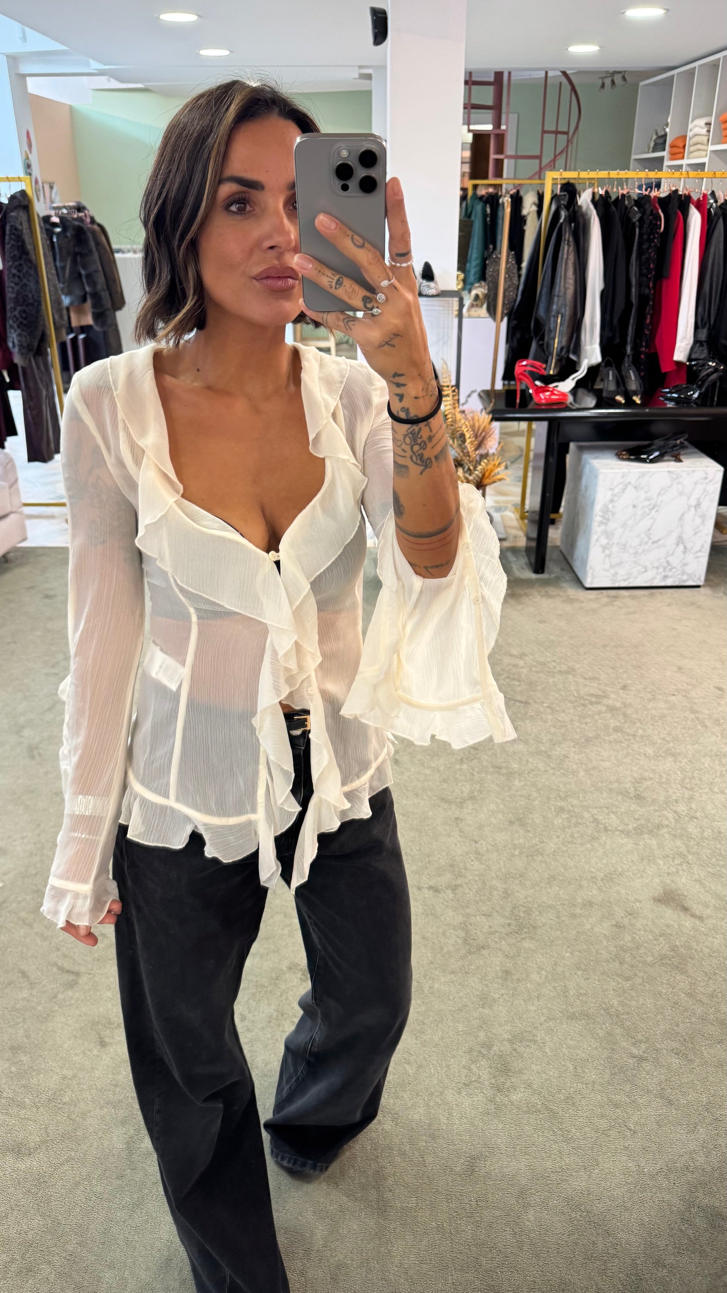 Camicia crema in crepe scollo a v con volant gl