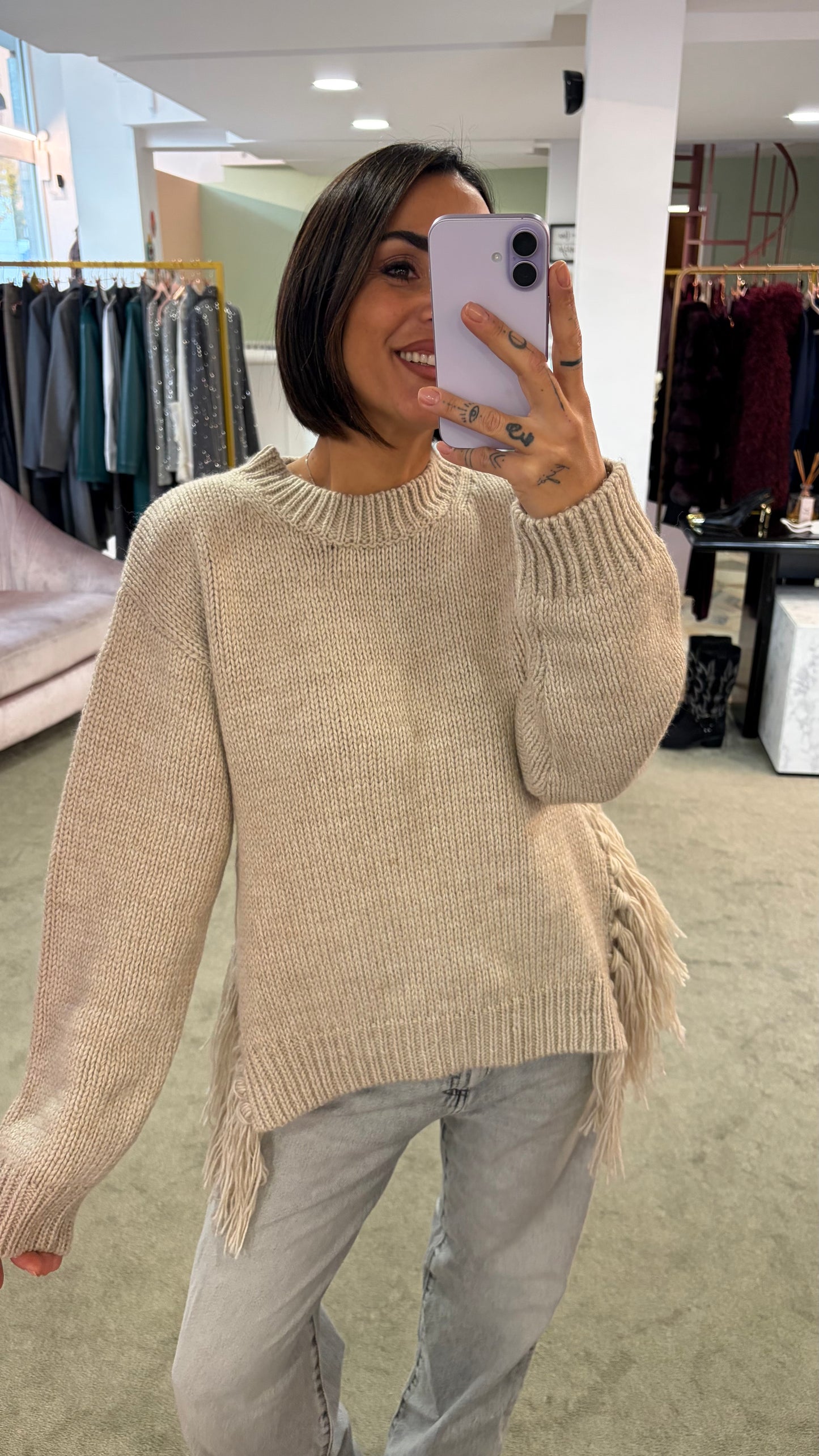 Maglione beige con frange laterali e spacco gl