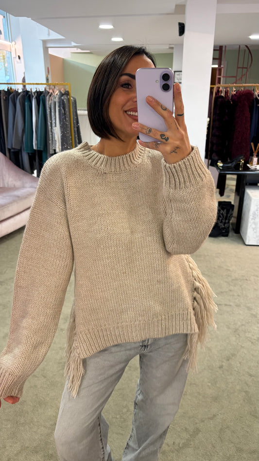 Maglione beige con frange laterali e spacco gl