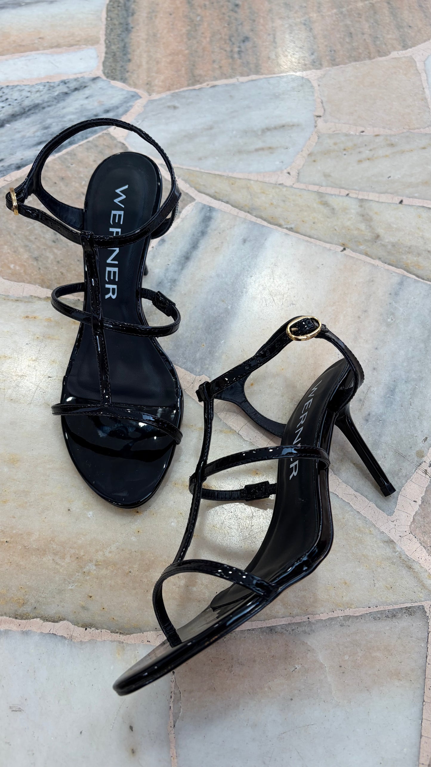 Sandalo nero in vernice con listini wr