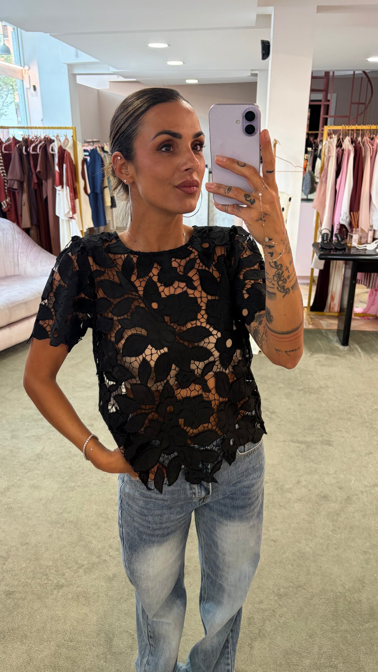 Maglia nera foglie traforata manica corta sy