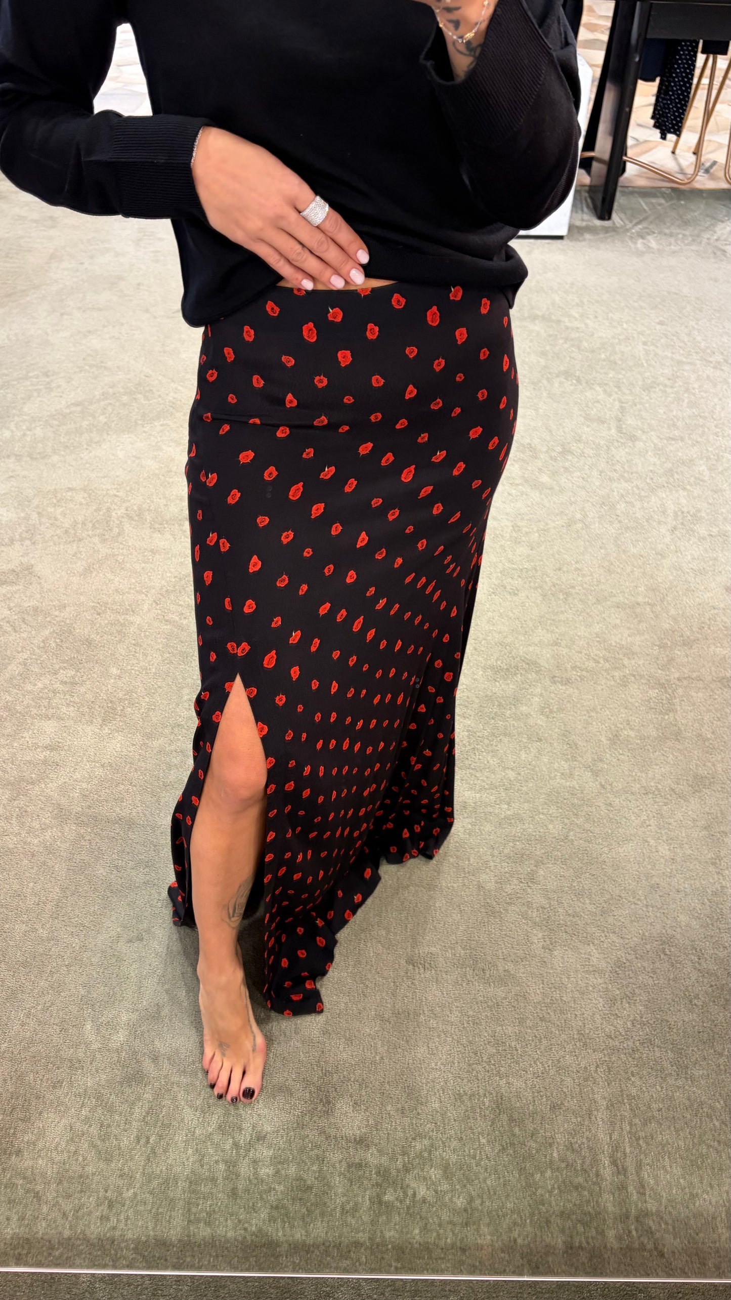 Gonna lunga anita MAR DE MARGARITAS nera e fiori rossi con spacco