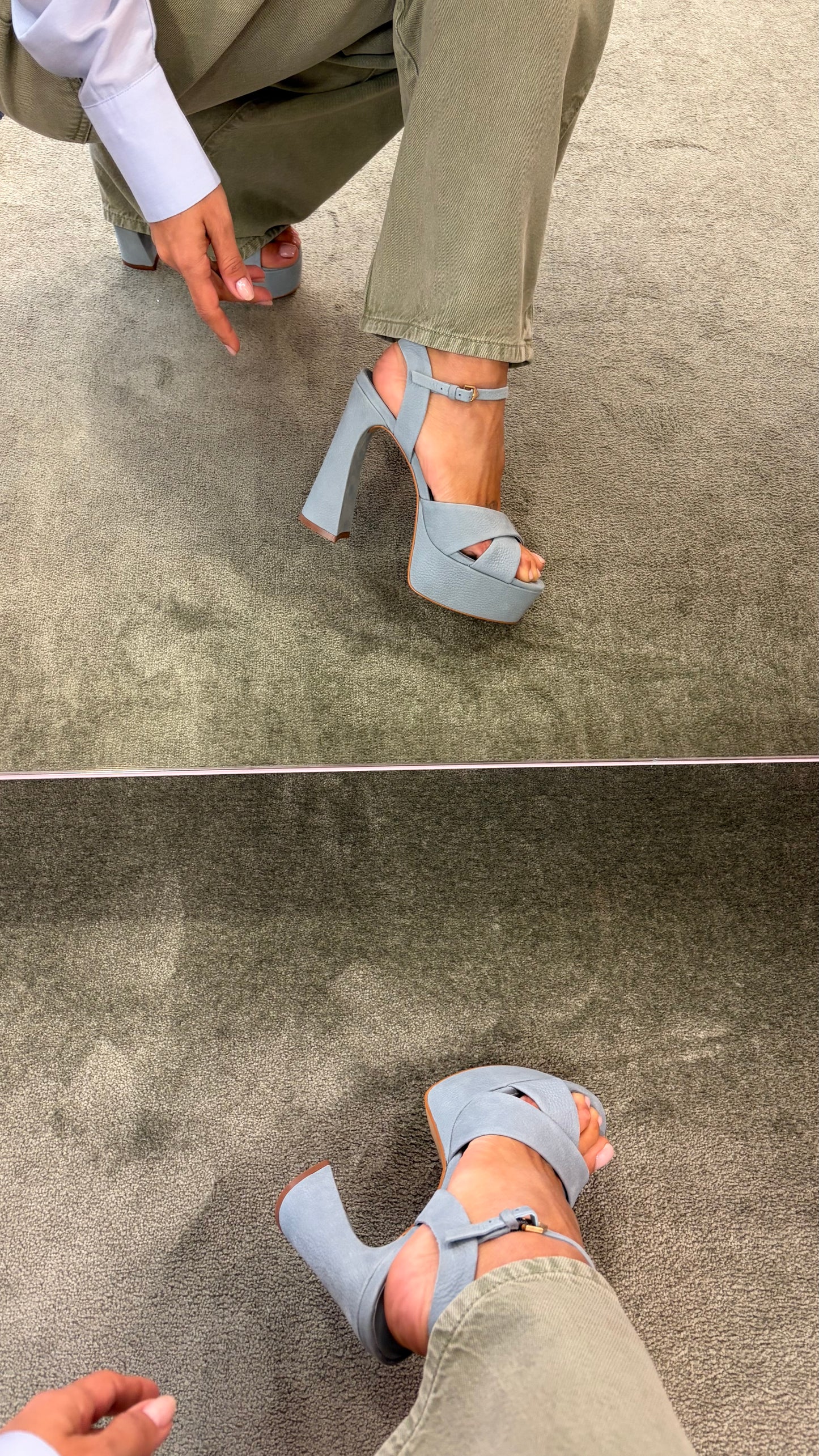 Sandalo azzurro plateau in suede