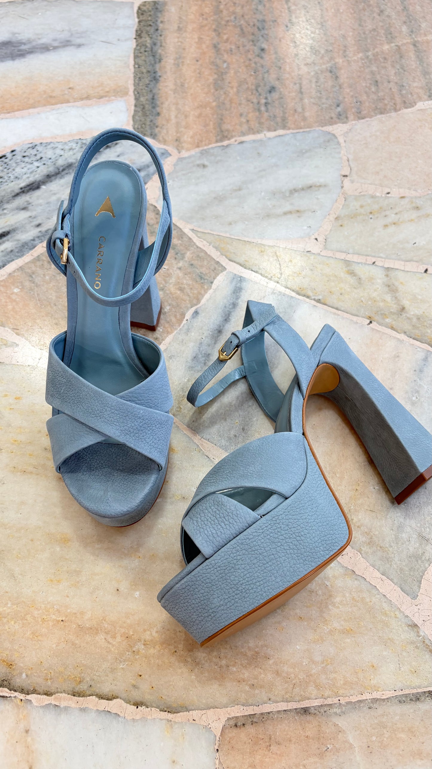 Sandalo azzurro plateau in suede