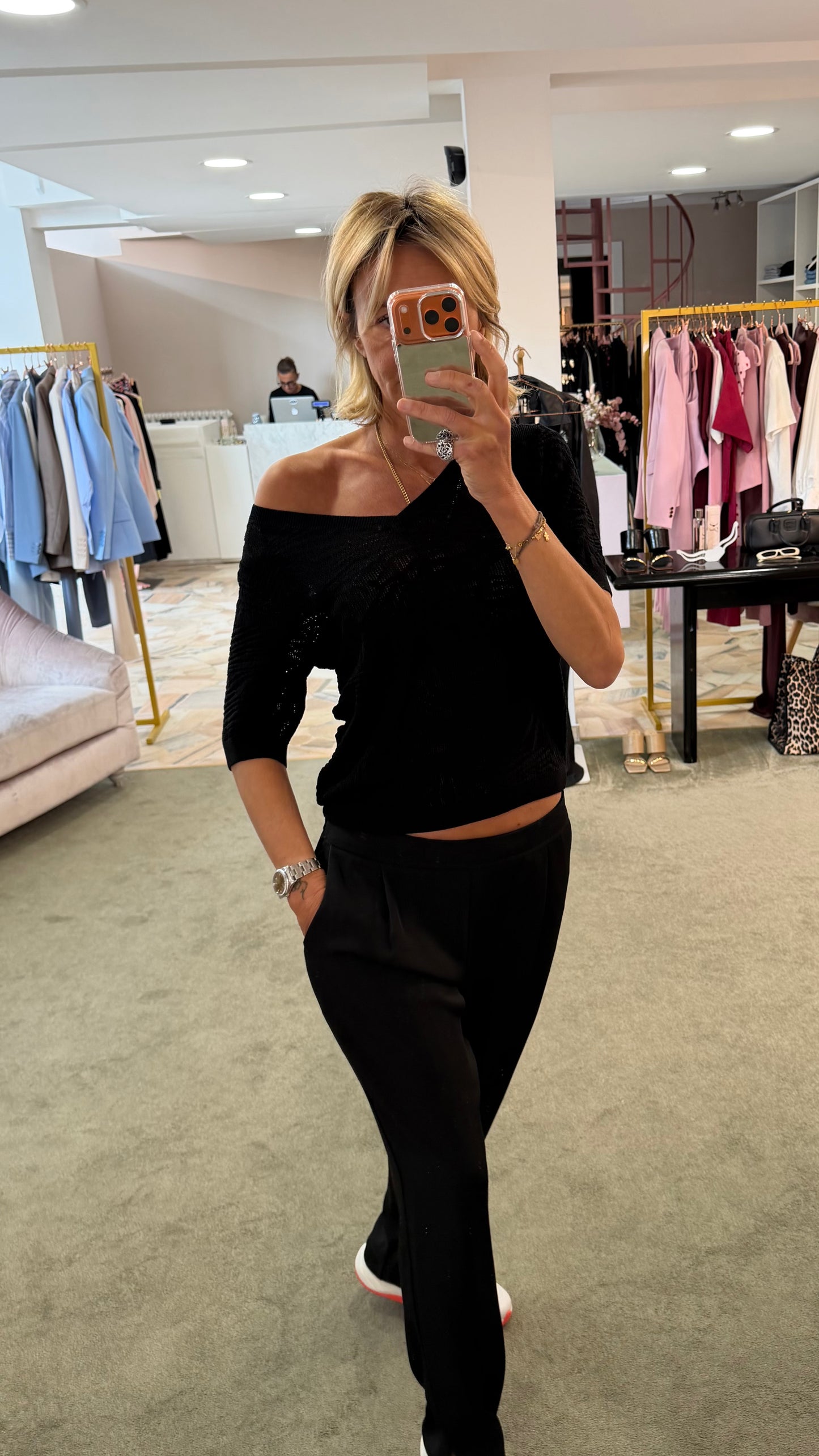Maglia scollo a v nera in maglia traforata sy