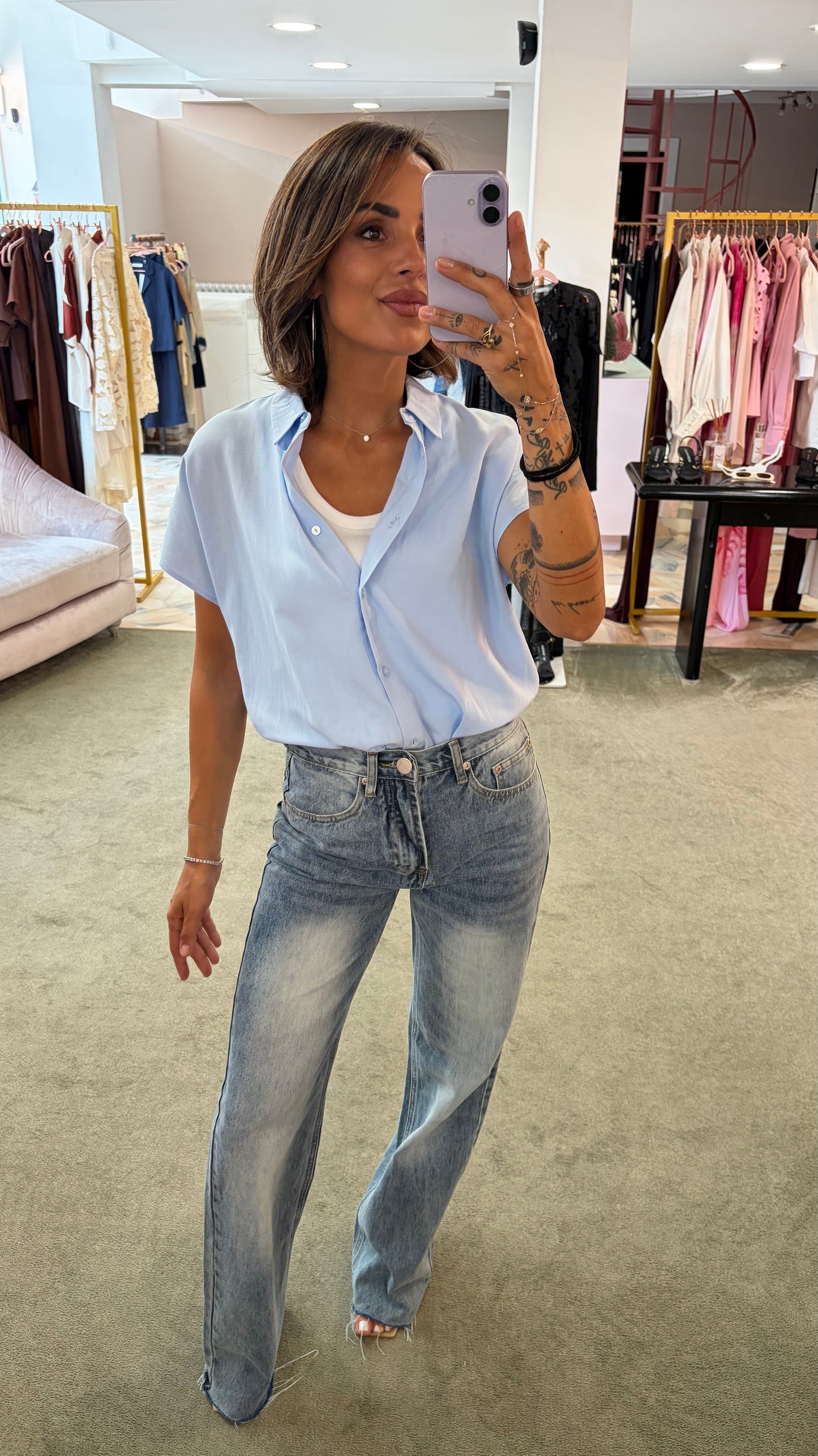Camicia azzurra smanicata over sy
