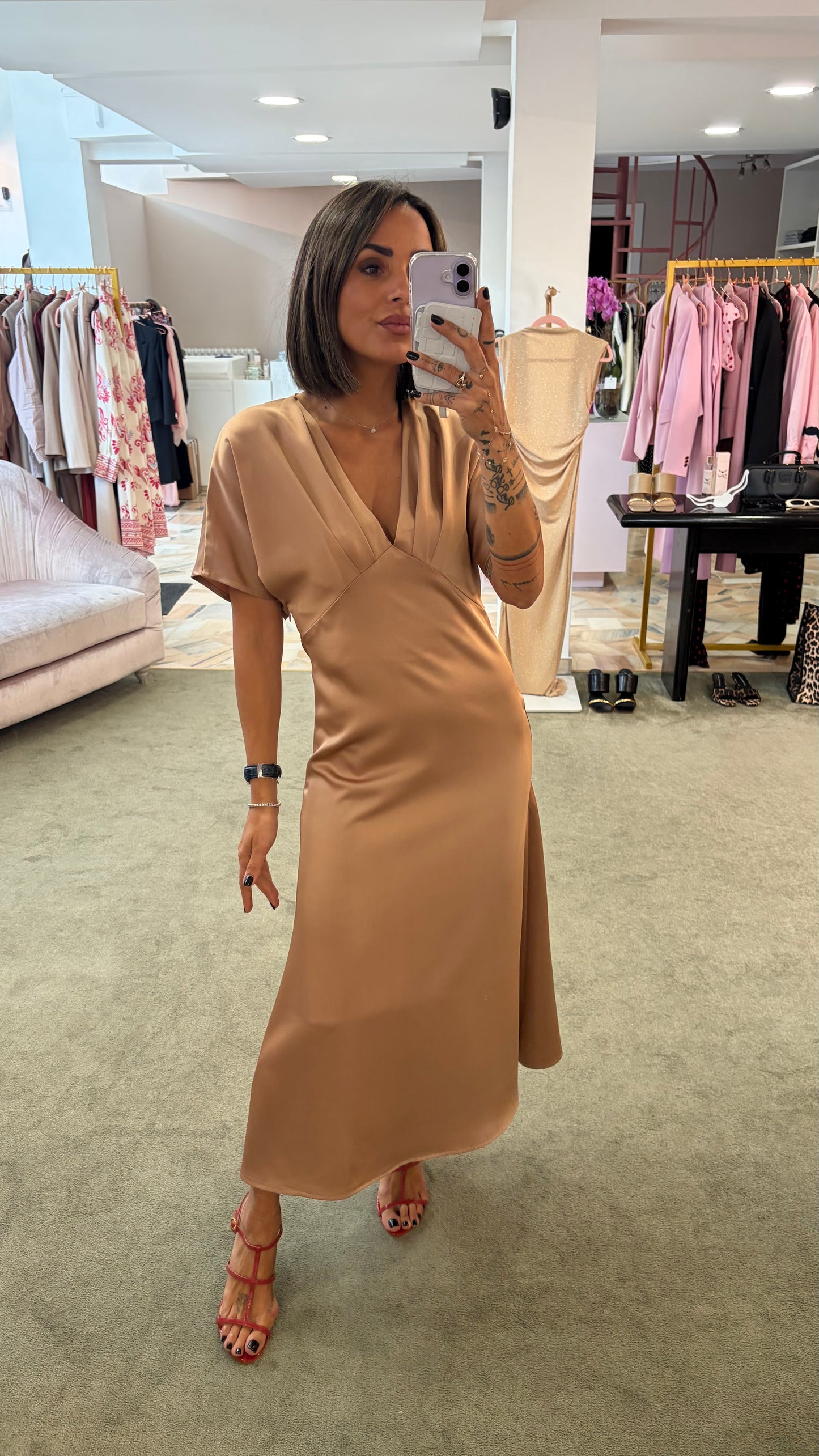 Abito midi nude rose’ in satin manica scesa bj