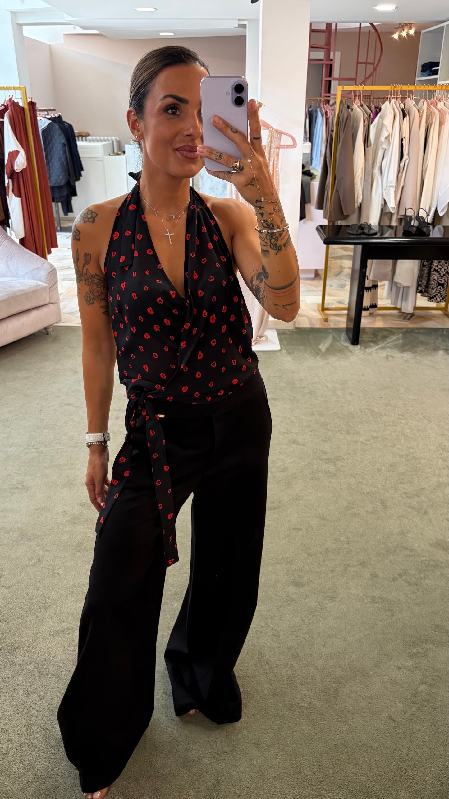 Top debbie MAR DE MARGARITAS nero con roselline rosse