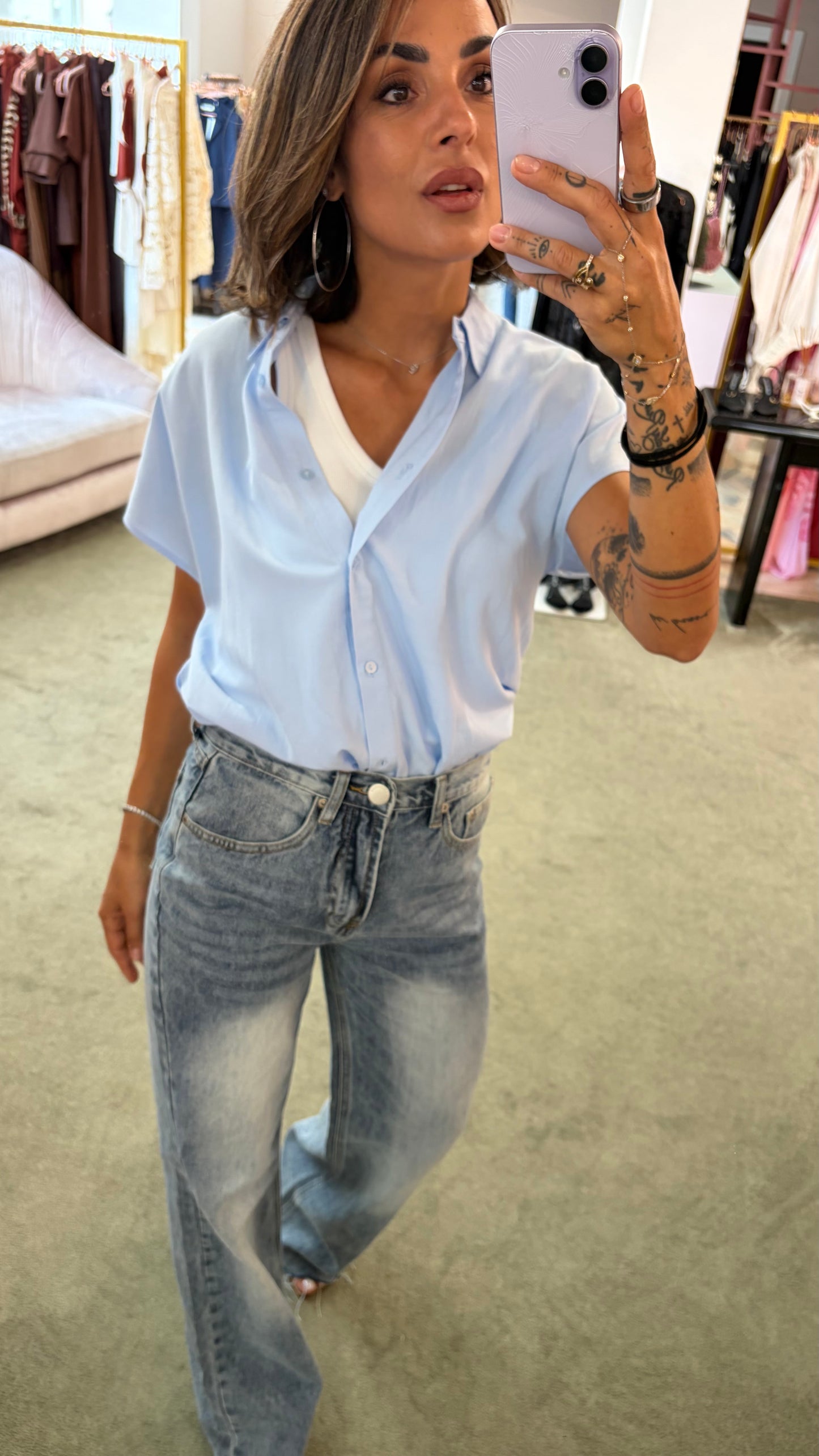 Camicia azzurra smanicata over sy