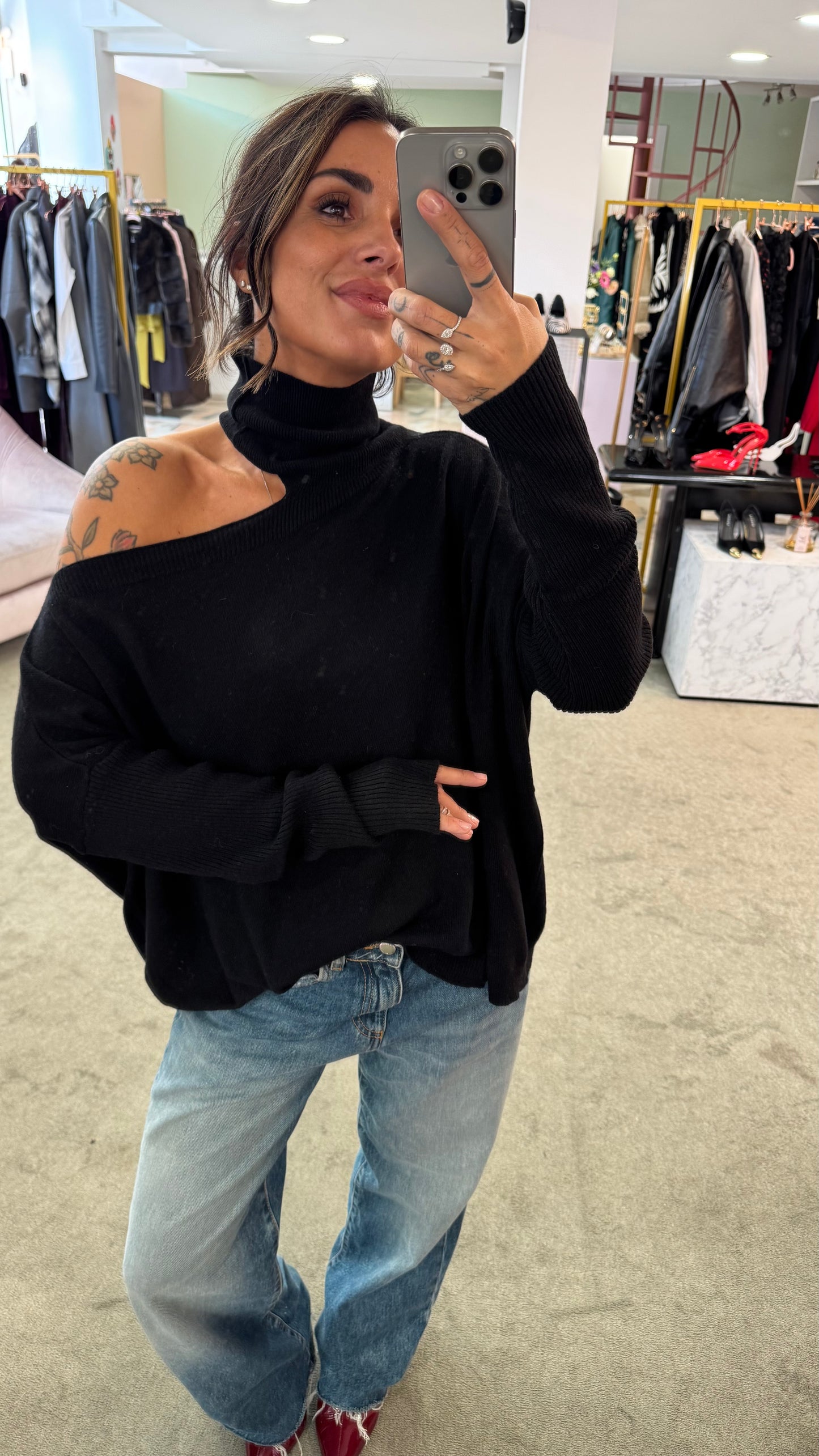 Dolcevita nero cutout sulla spalla lh