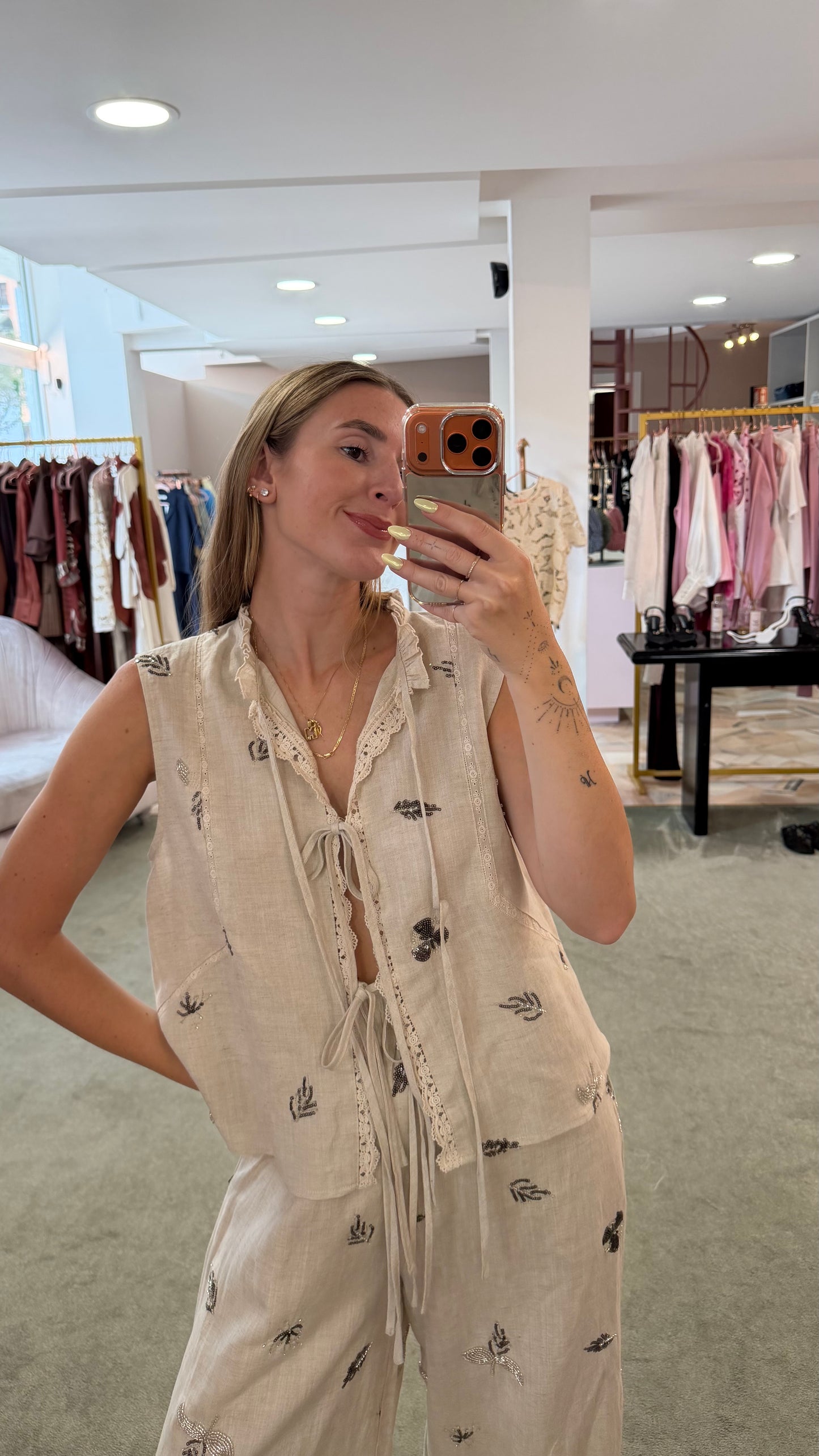 Gilet beige melange con fiocchetti e ricami in paillettes glp