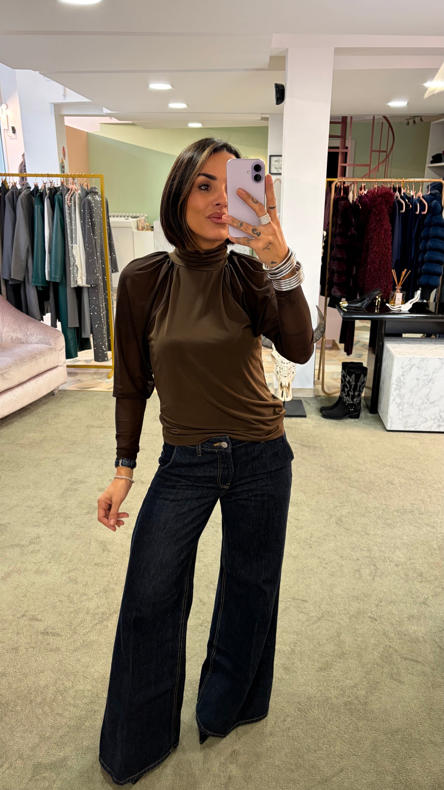 Lupetto marrone con maniche a palloncino in tulle mq