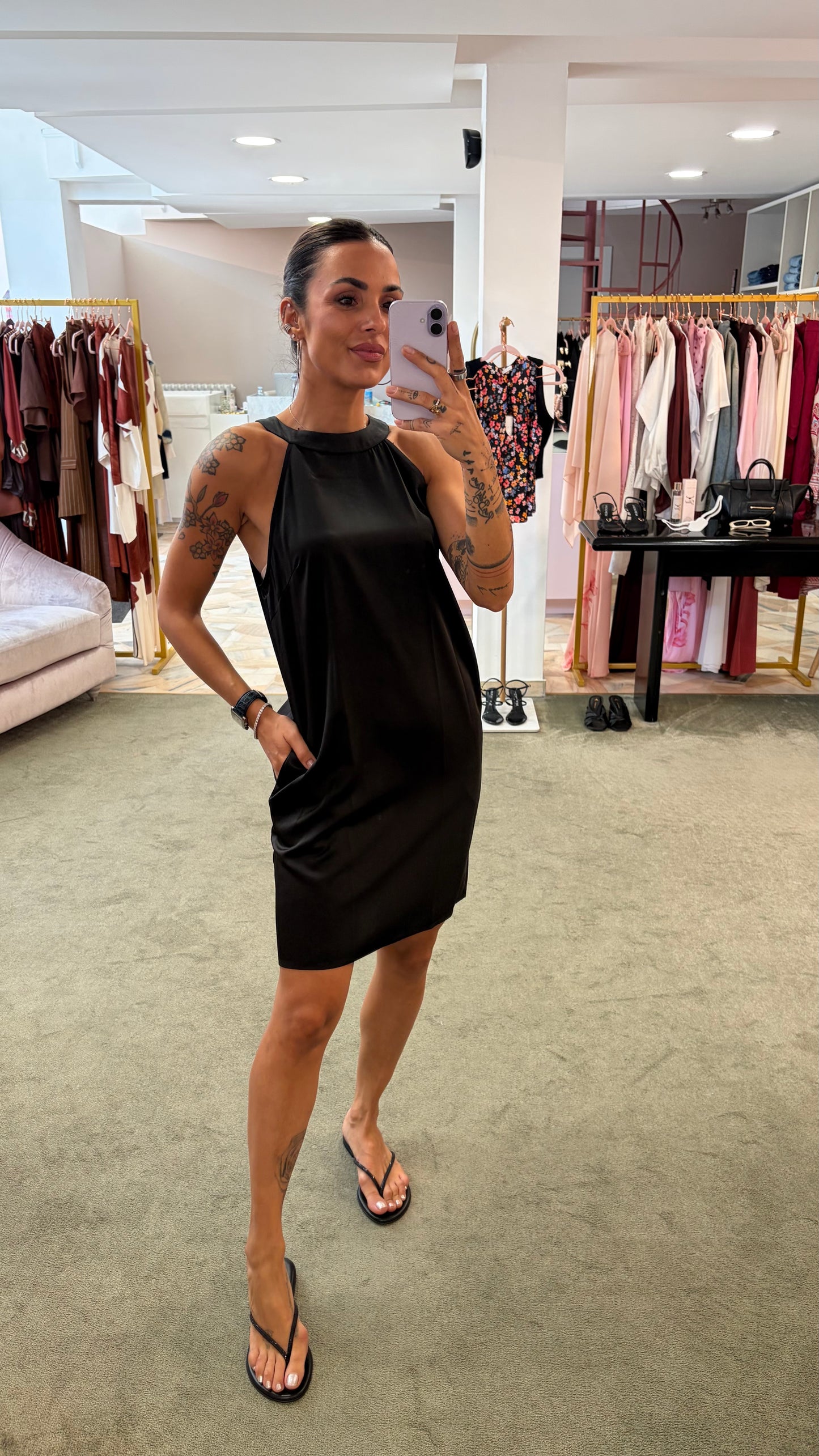 Abito corto nero scollo all'americana in satin ay