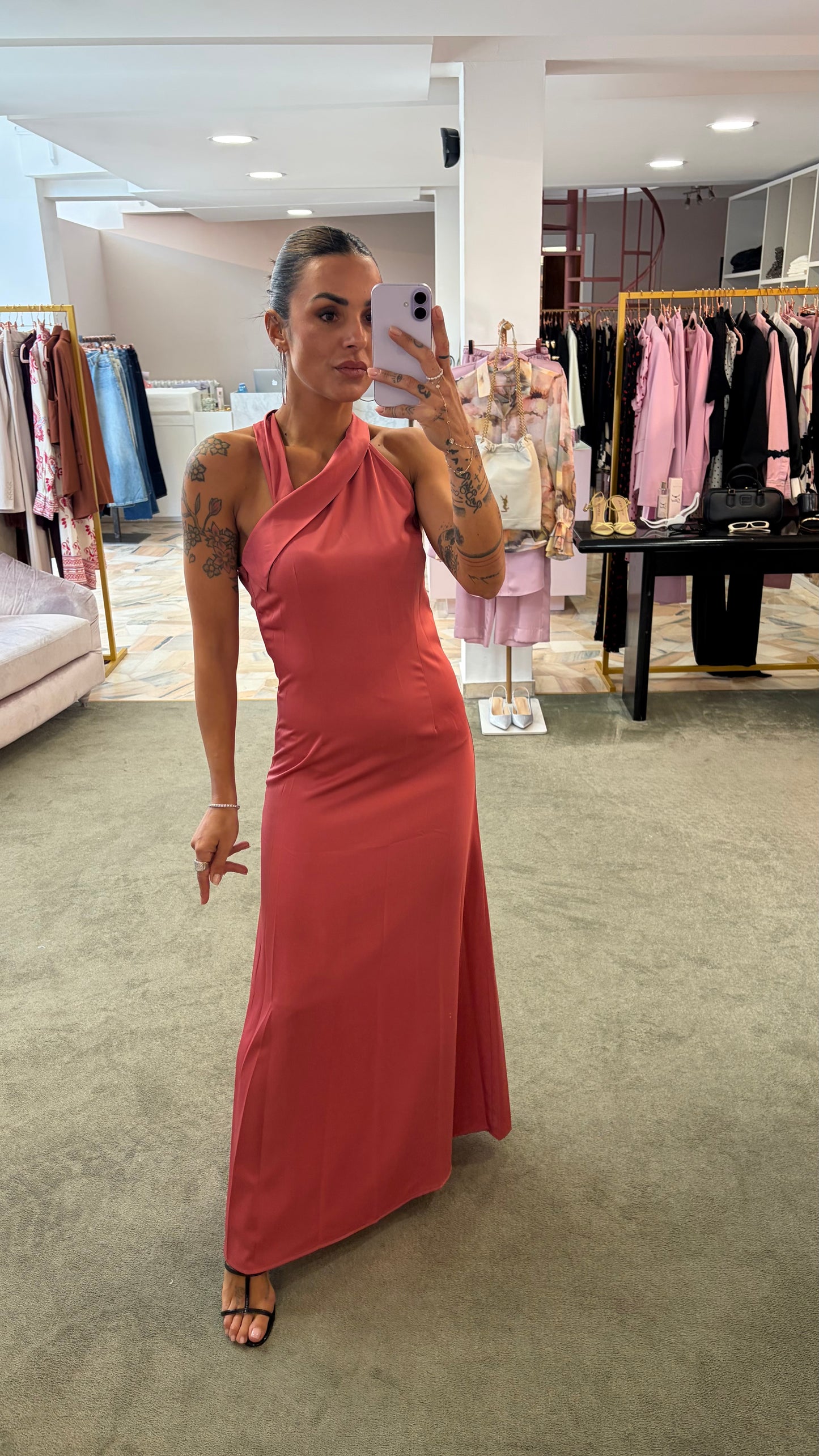 Abito lungo rosa cherry scollo asimmetrico in satin ay