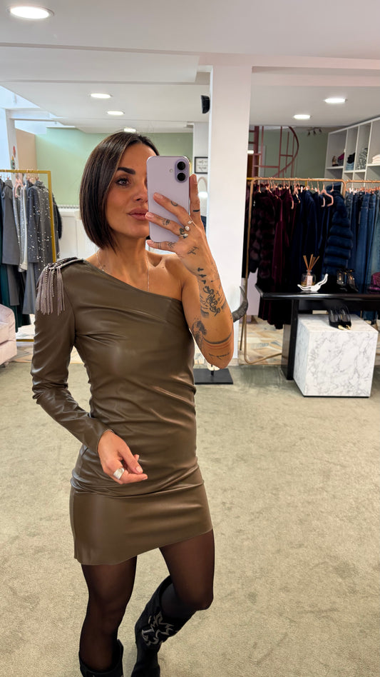 Abito monospalla verde oliva in ecopelle con dettaglio gioiello mq