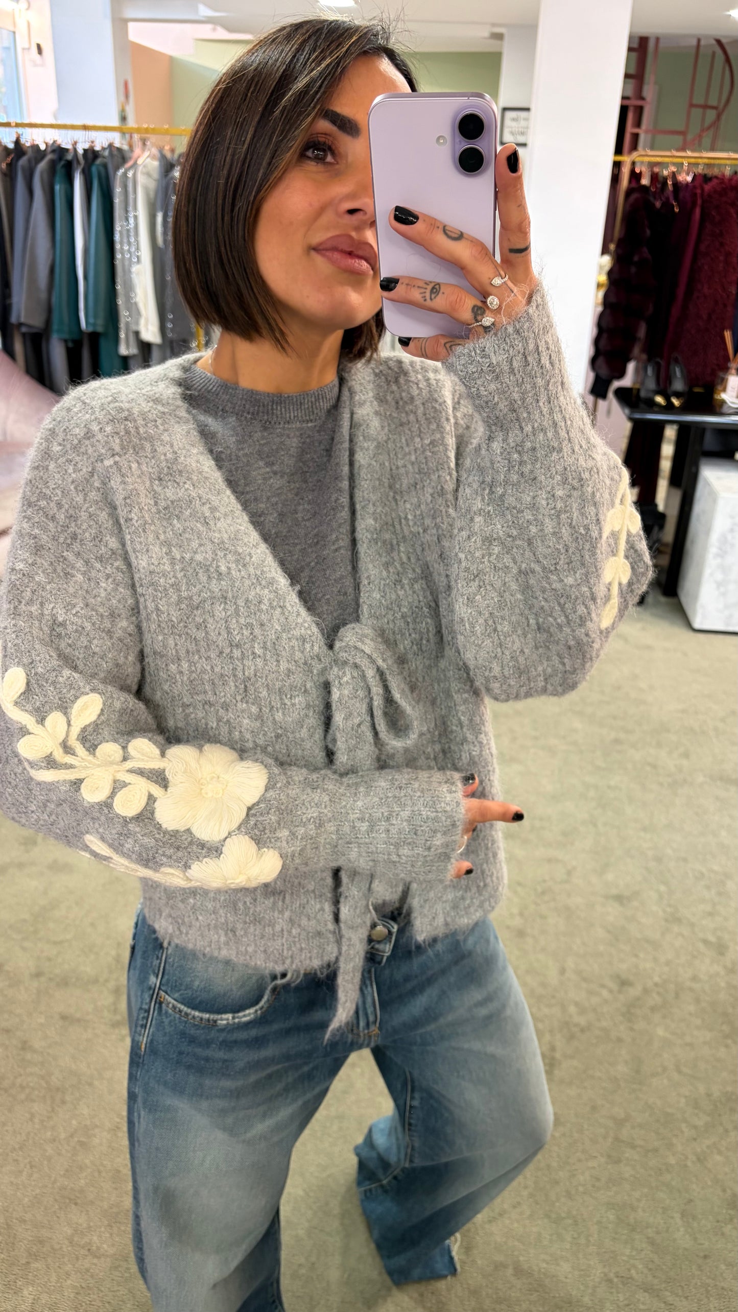 Cardigan grigio con ricami sulla manica bj