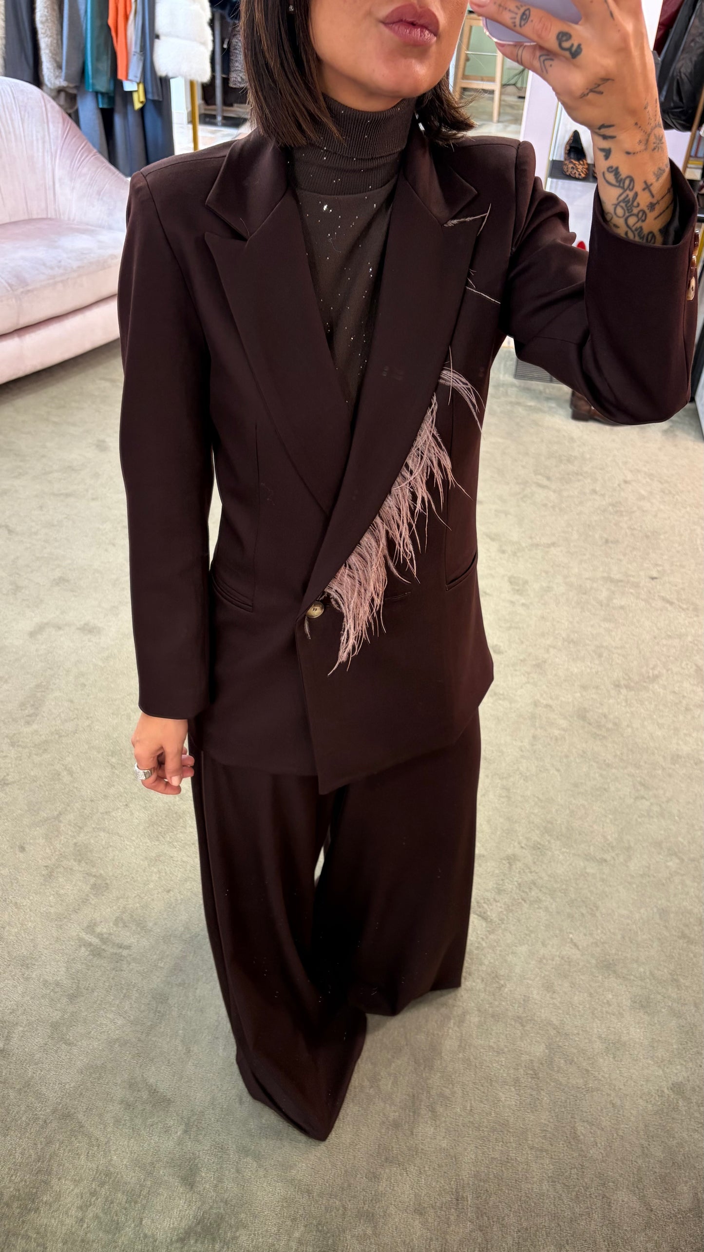 Blazer marrone rever con piume rosa mq