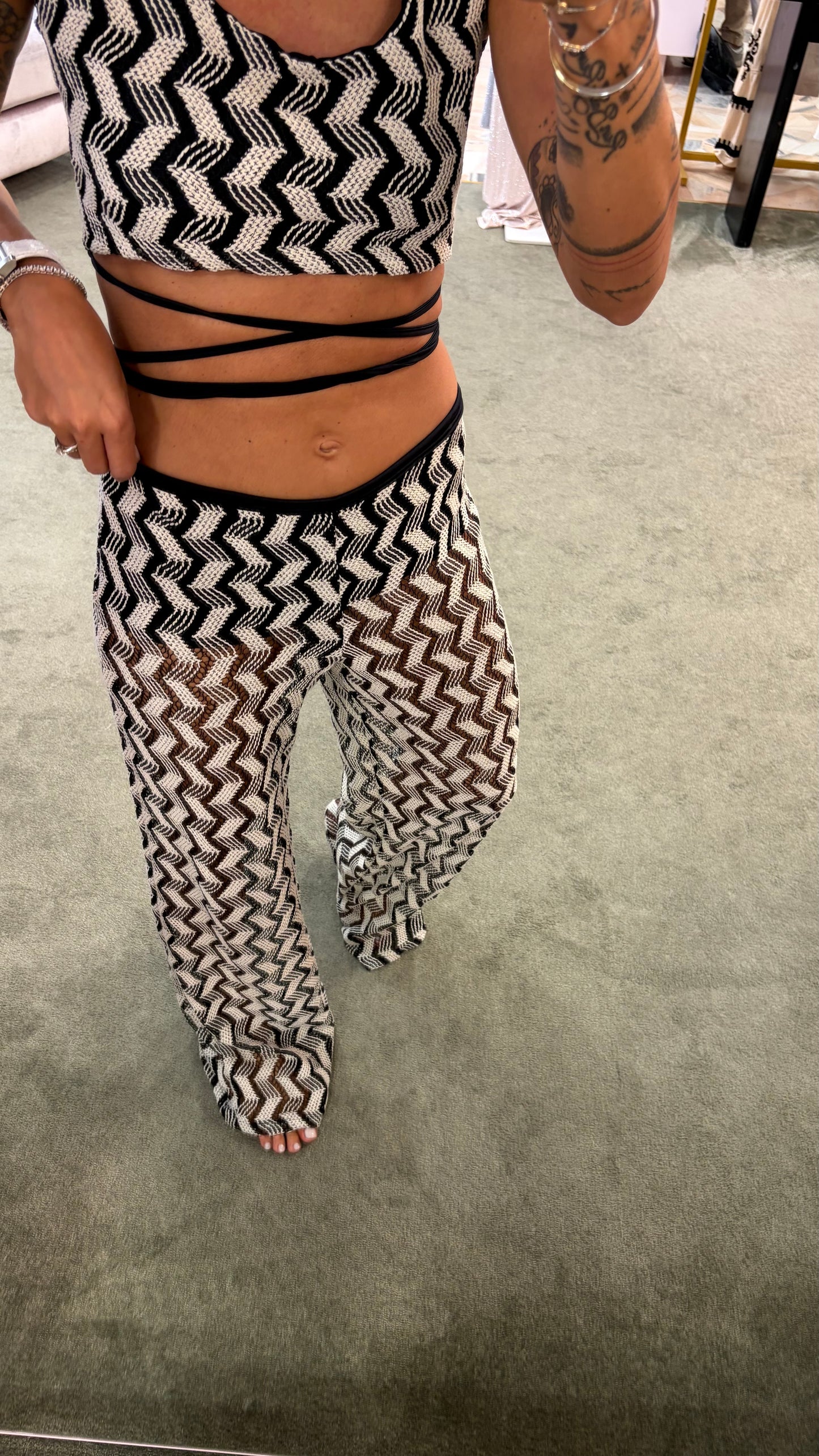 Pantaloni in maglia bicolor bianchi e neri a zig zag Cotazur