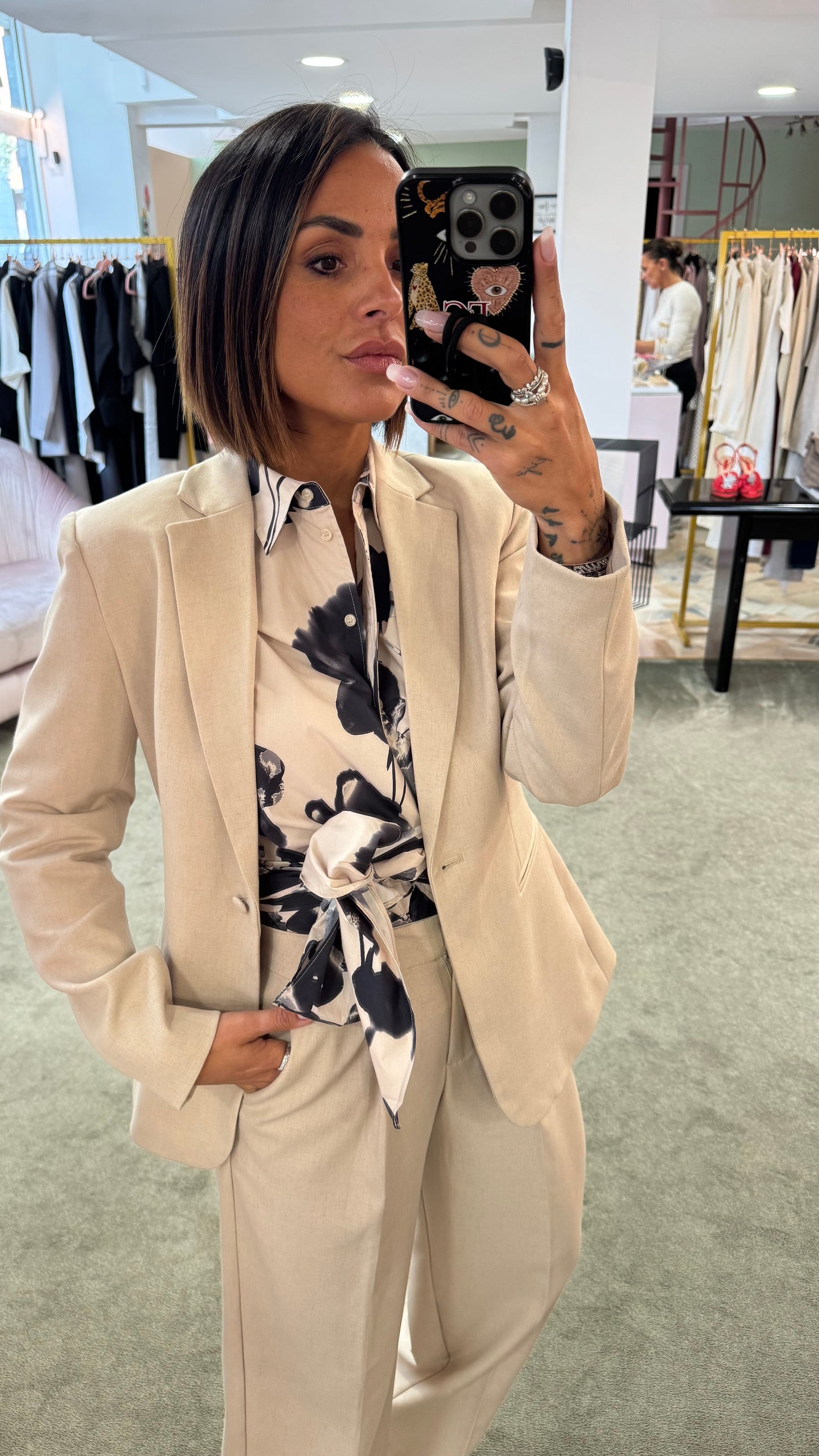 Camicia beige con fiori neri a portafoglio  sl