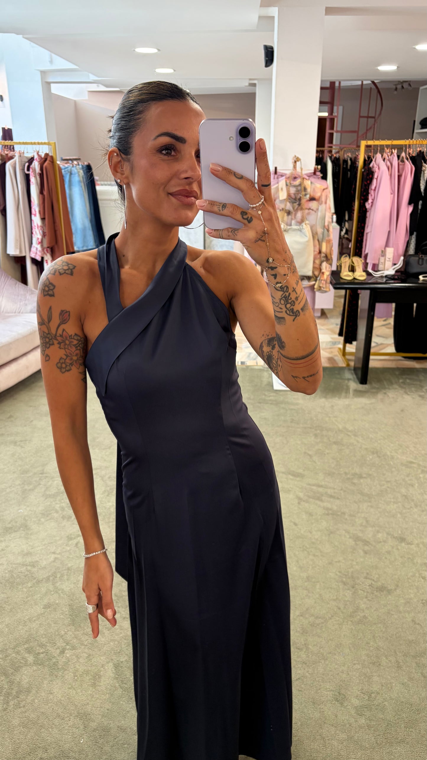 Abito lungo blu notte scollo asimmetrico in satin ay