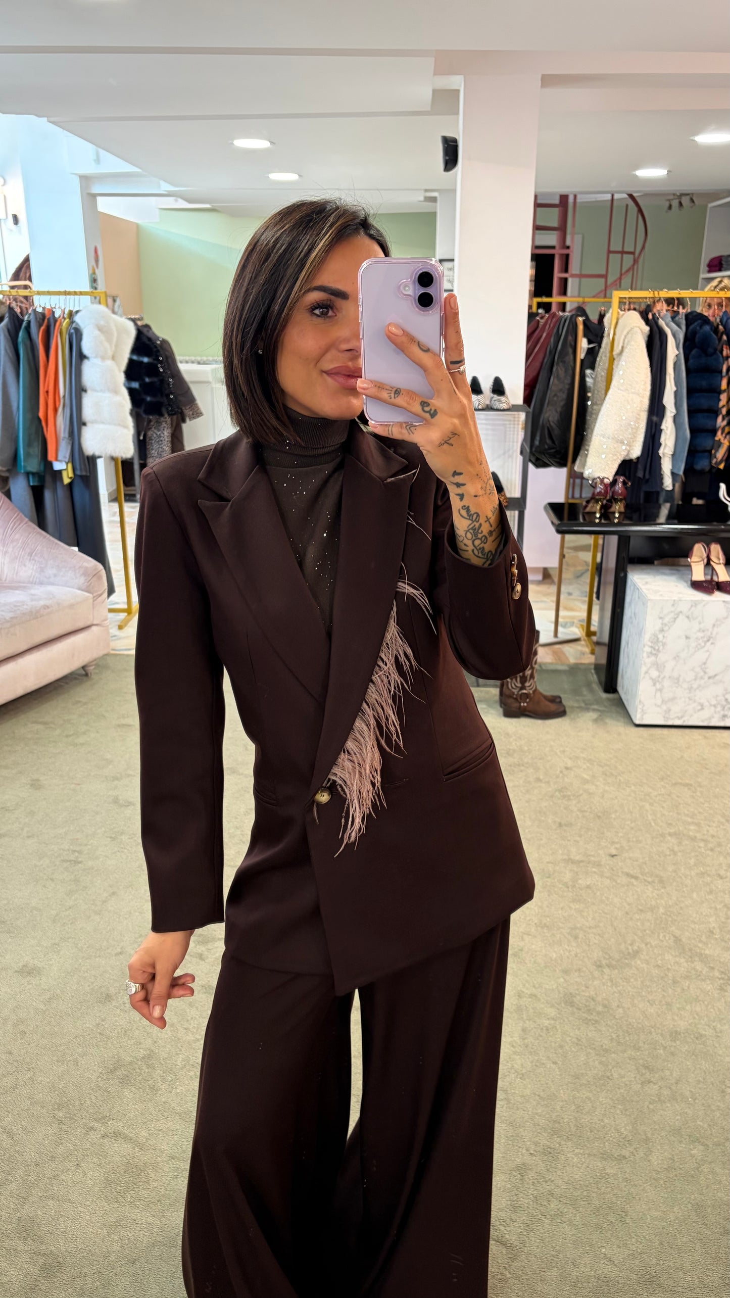 Blazer marrone rever con piume rosa mq