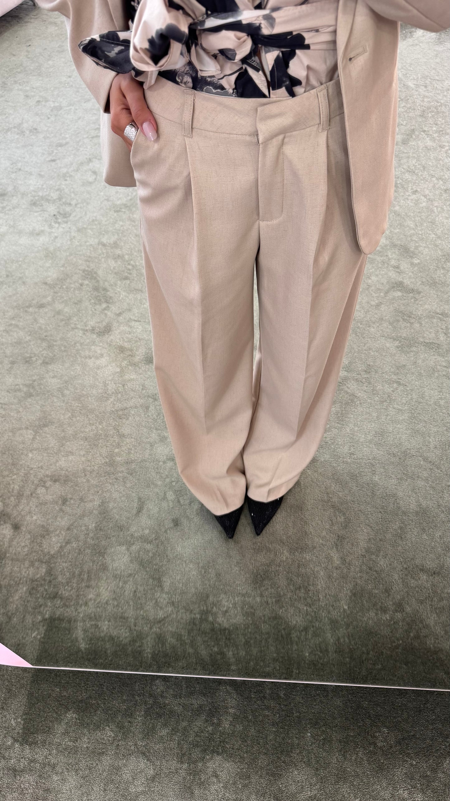 Pantaloni beige melange in lino con pences wide leg jx