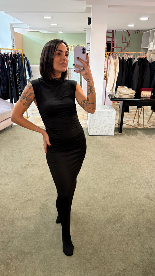 Abito lungo tubino nero smanicato elasticizzato con arricciature gl